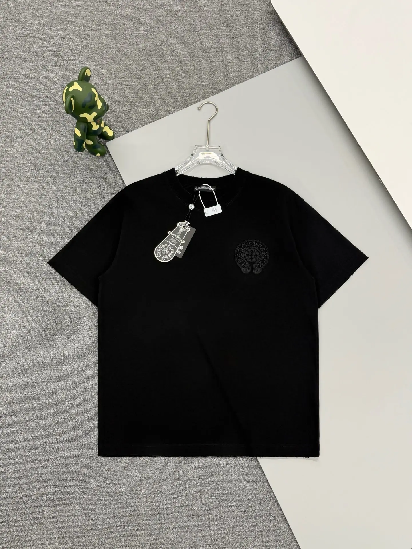 Horseshoe Embroidered Distressed T-Shirt D15013658