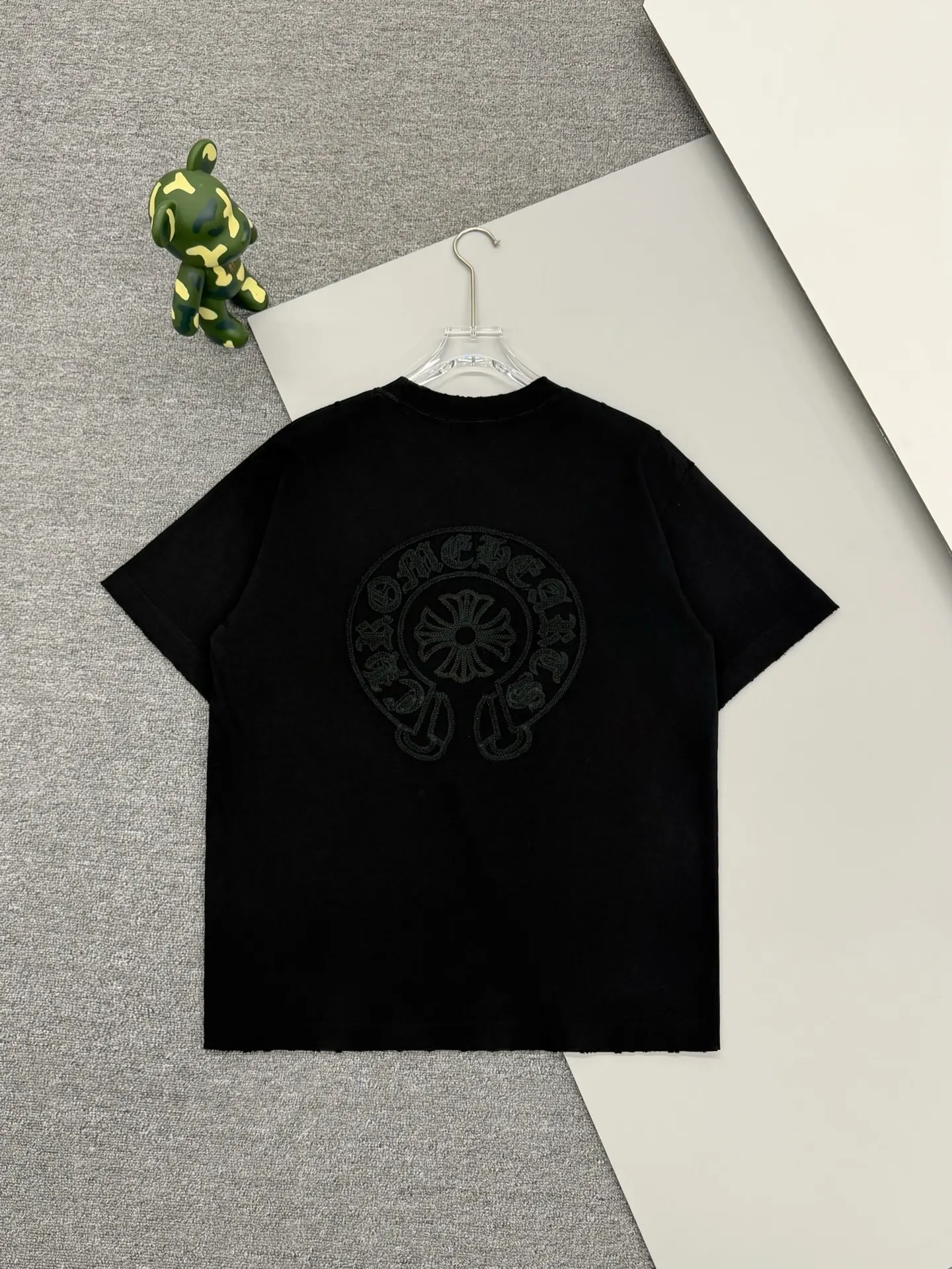 Horseshoe Embroidered Distressed T-Shirt D15013658 — view 2
