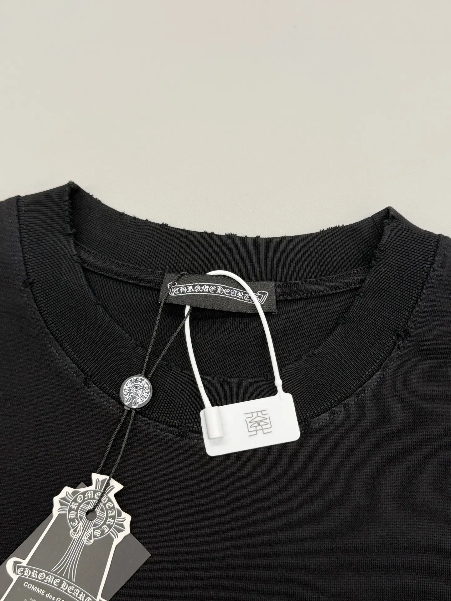 Horseshoe Embroidered Distressed T-Shirt D15013658 — view 3