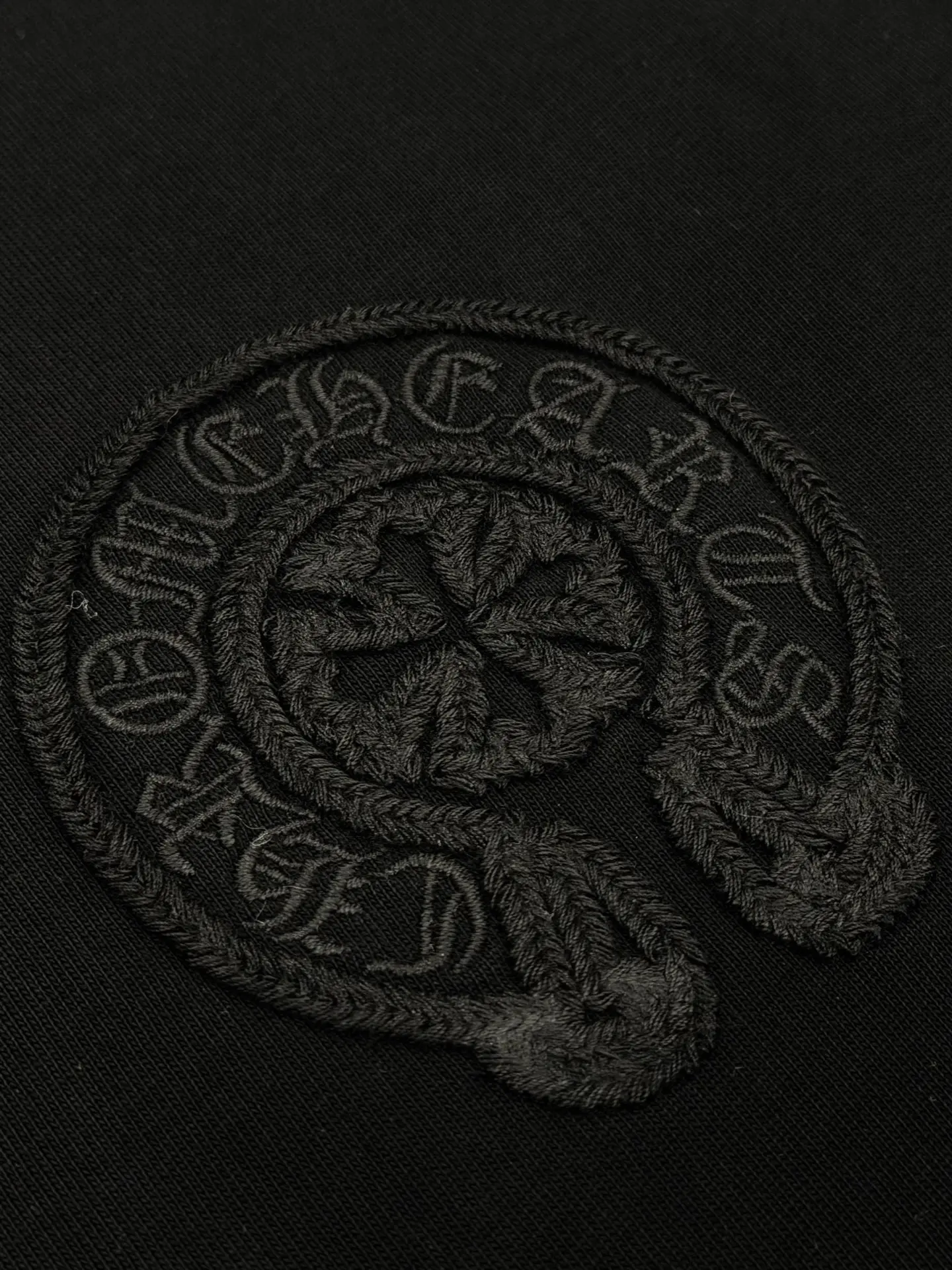 Horseshoe Embroidered Distressed T-Shirt D15013658 — view 4