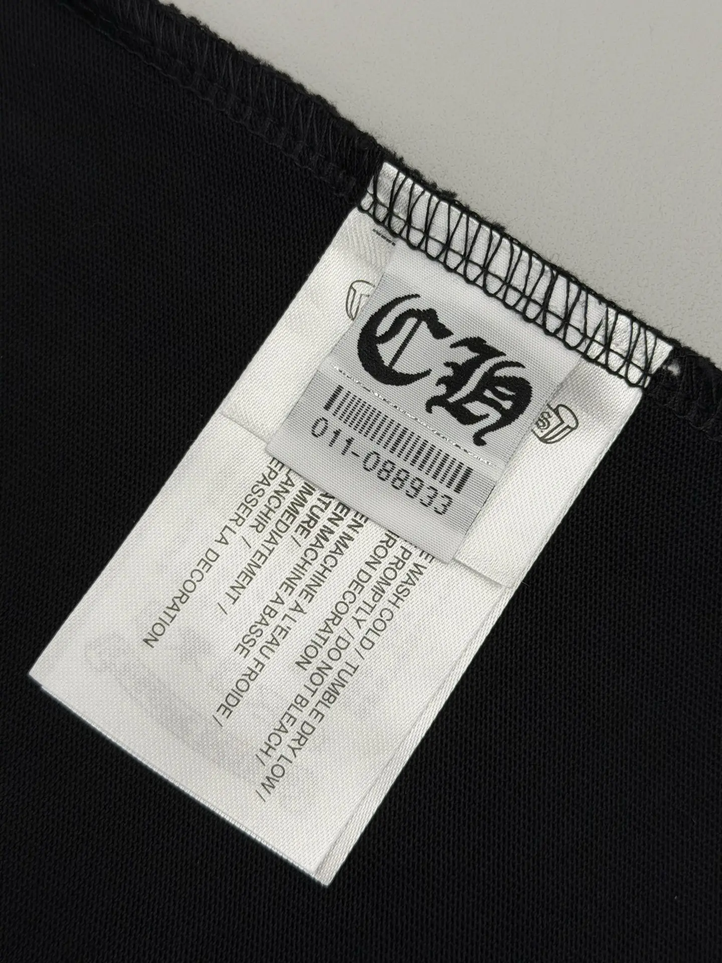 Horseshoe Embroidered Distressed T-Shirt D15013658 — view 8