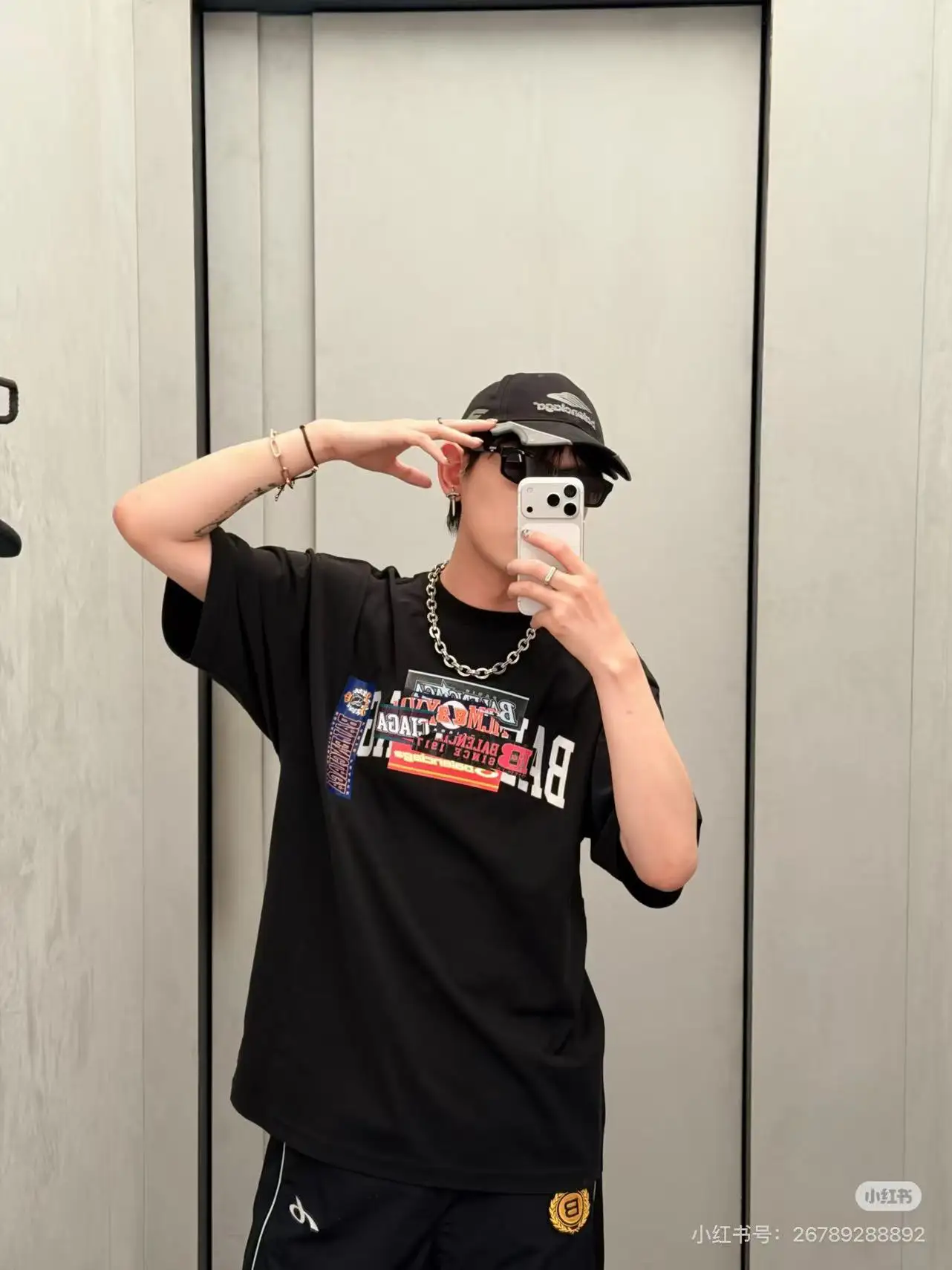 Passport Sticker Graphic Oversized T-Shirt D15519964 — view 4