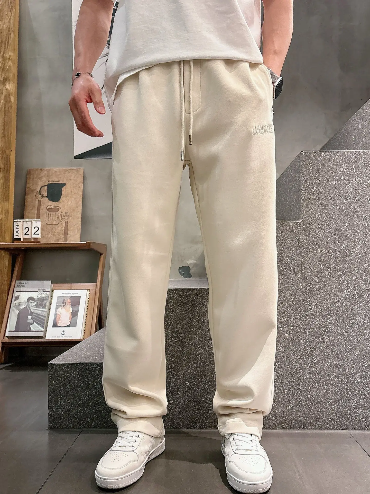 Embroidered Logo Straight-Leg Sweatpants D23014654