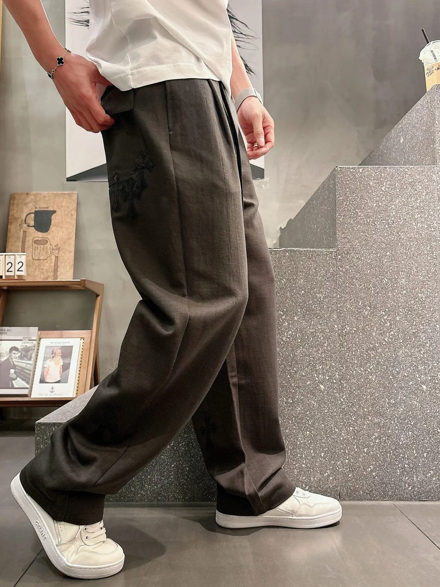 Logo-Appliqué Straight-Leg Trousers D22514660 — view 3