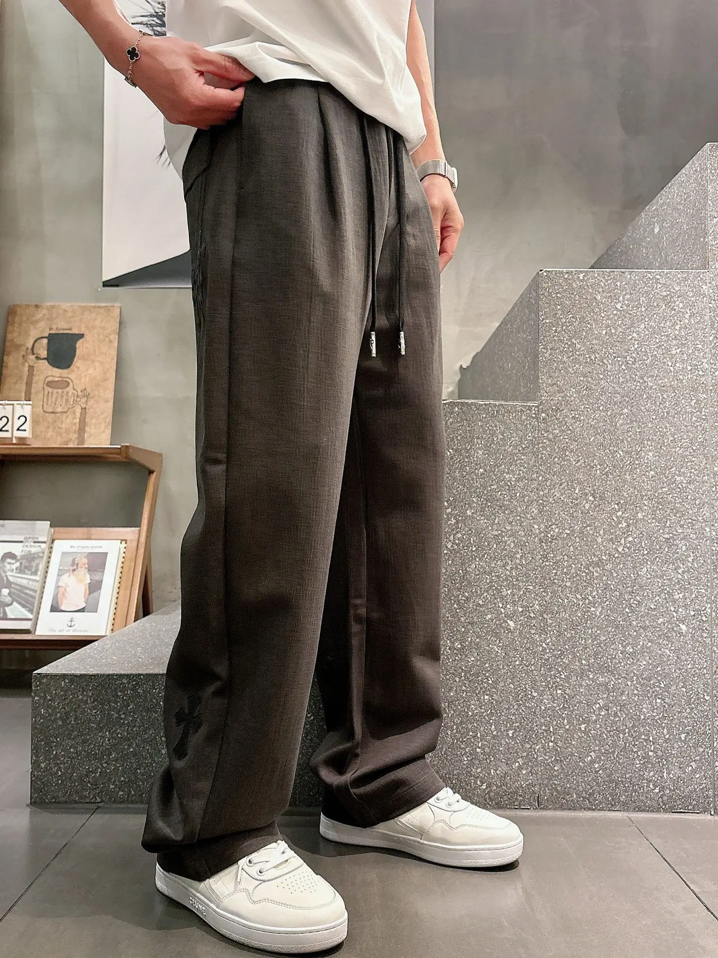 Logo-Appliqué Straight-Leg Trousers D22514660 — view 9