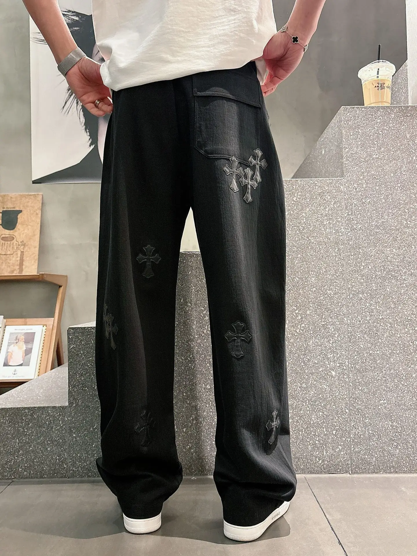 Logo-Appliqué Straight-Leg Drawstring Trousers D22514659 — view 2