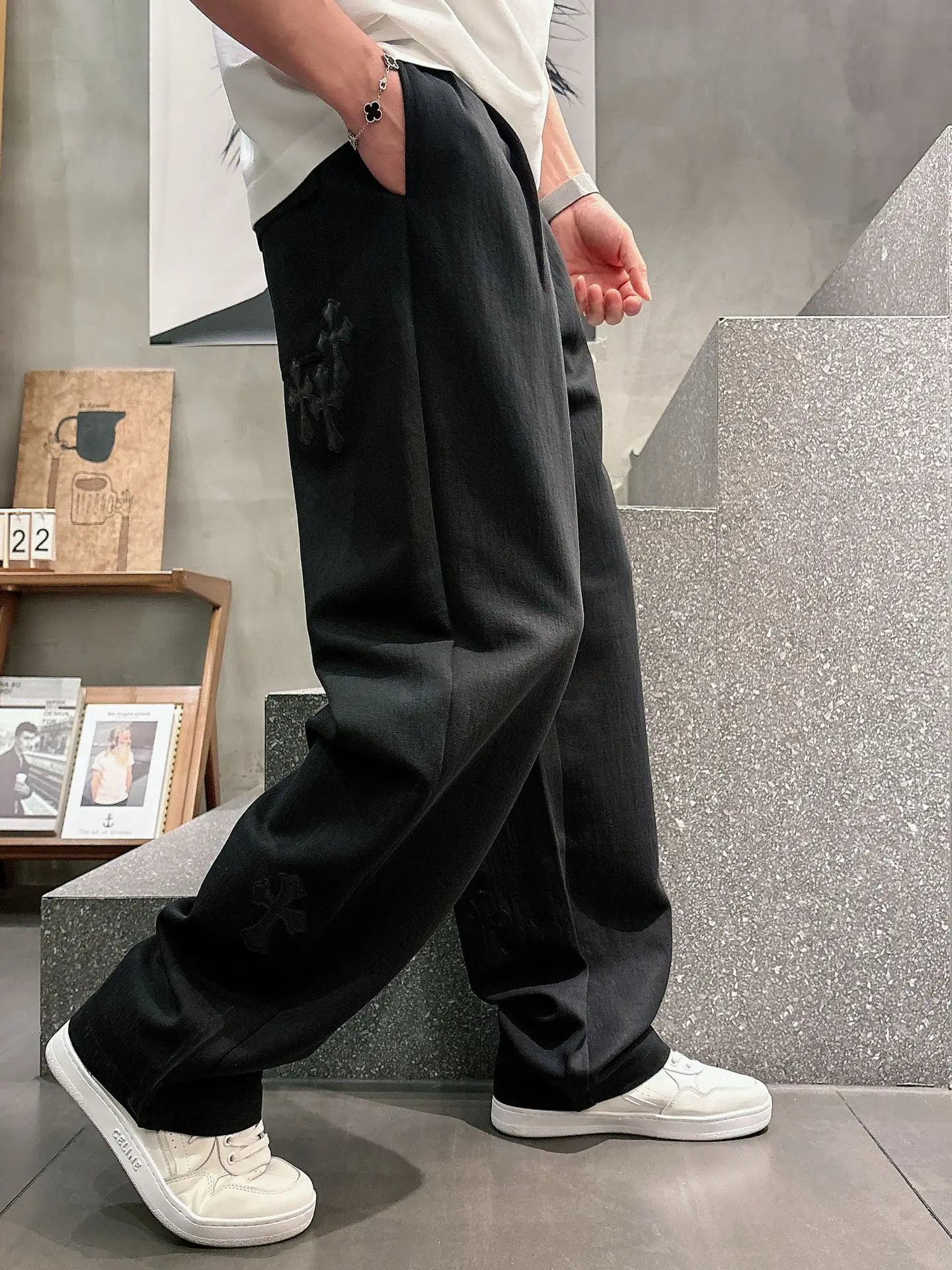 Logo-Appliqué Straight-Leg Drawstring Trousers D22514659 — view 4