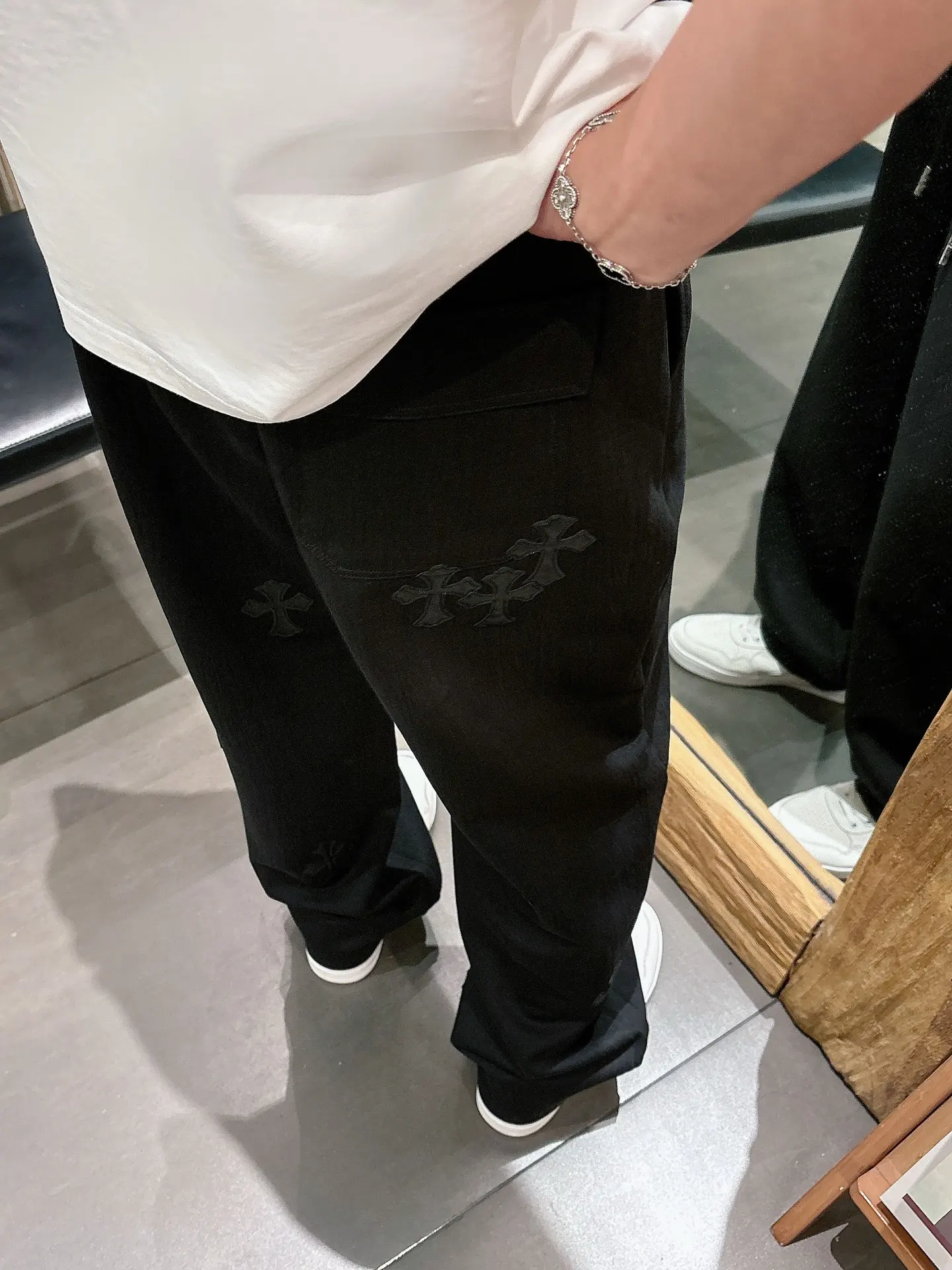 Logo-Appliqué Straight-Leg Drawstring Trousers D22514659 — view 7