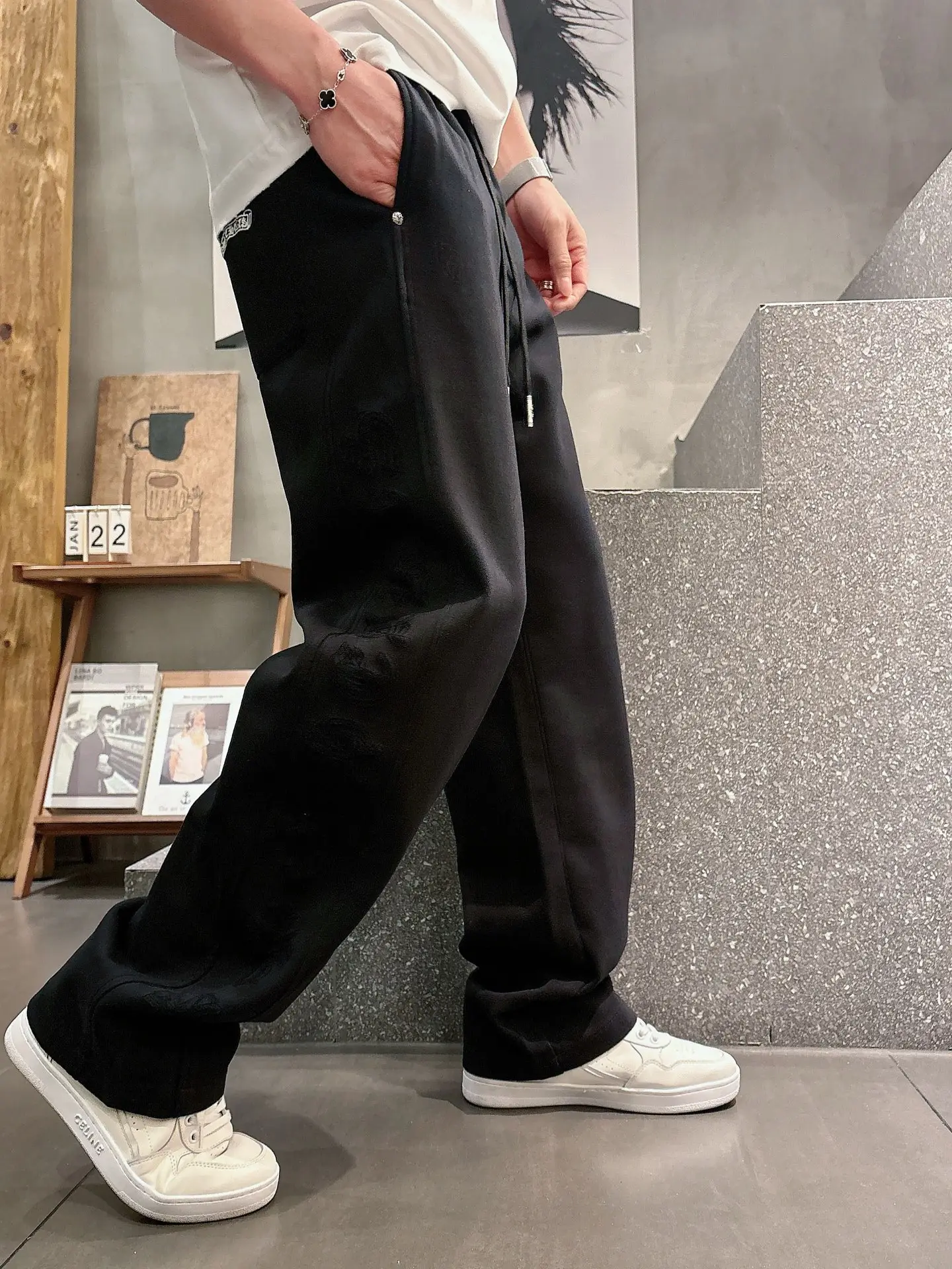 Logo Embroidered Straight-Leg Sweatpants D23014661 — view 5