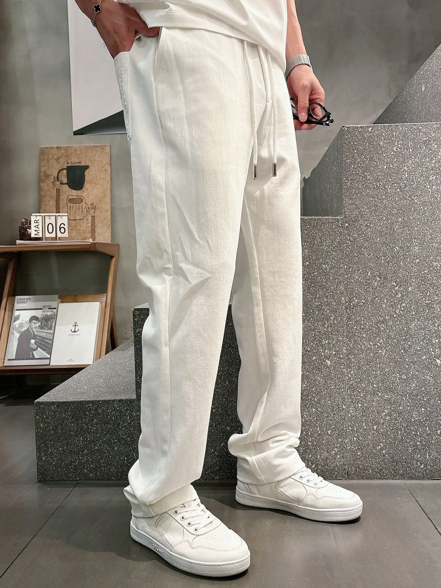 Embroidered Logo Drawstring Sweatpants D22513346 — view 2