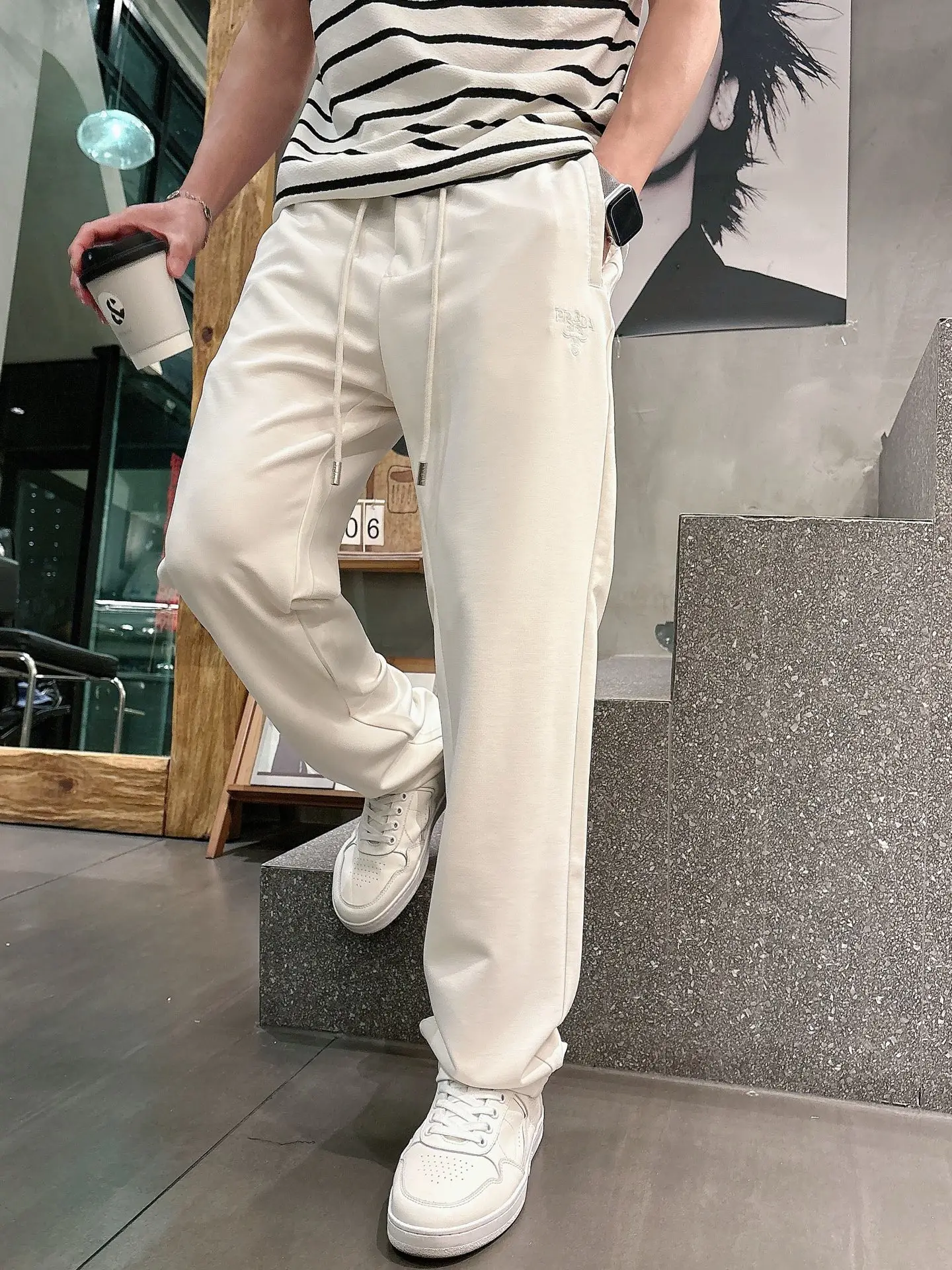 Embroidered Logo Drawstring Sweatpants D22513344