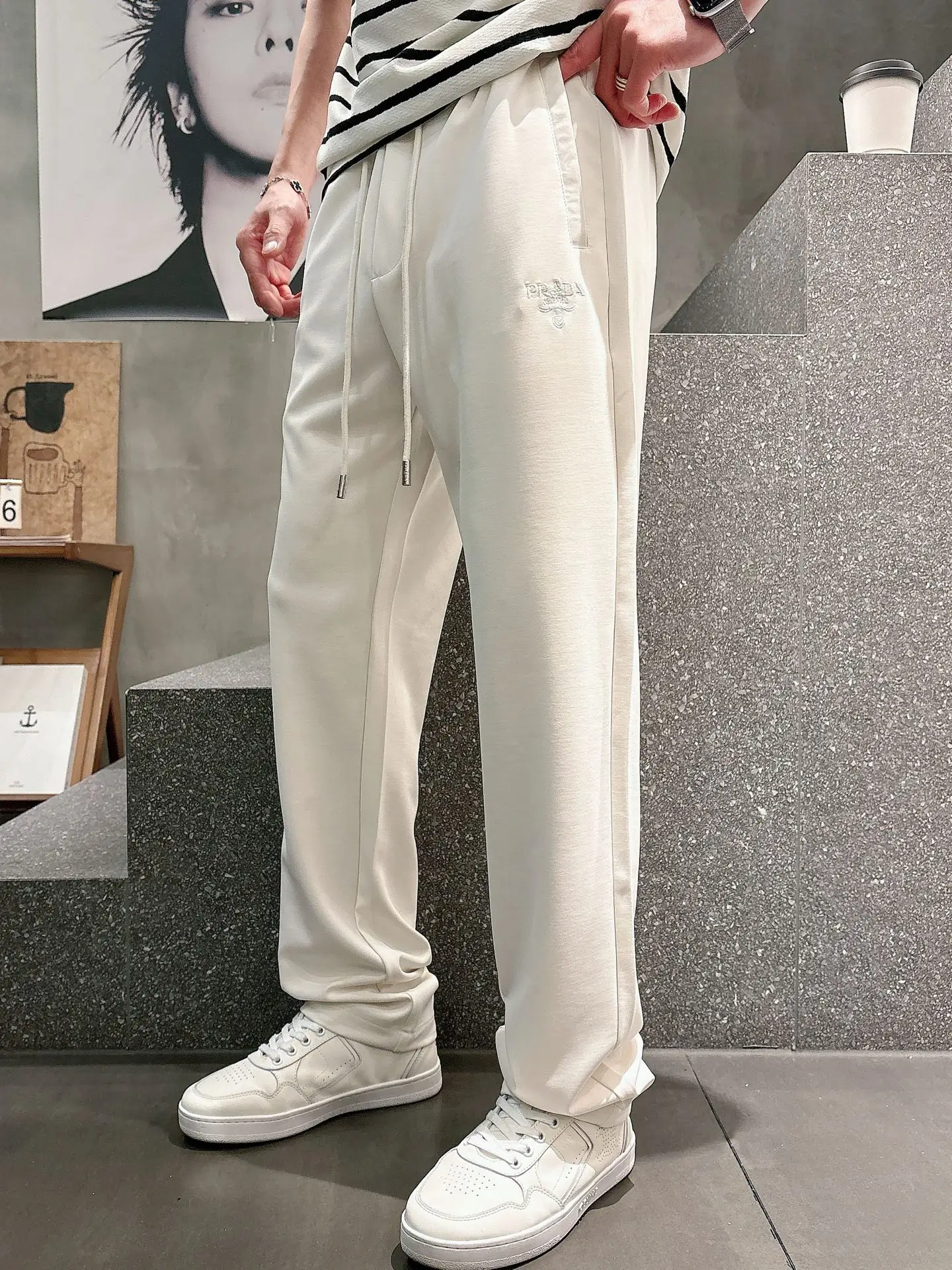 Embroidered Logo Drawstring Sweatpants D22513344 — view 4