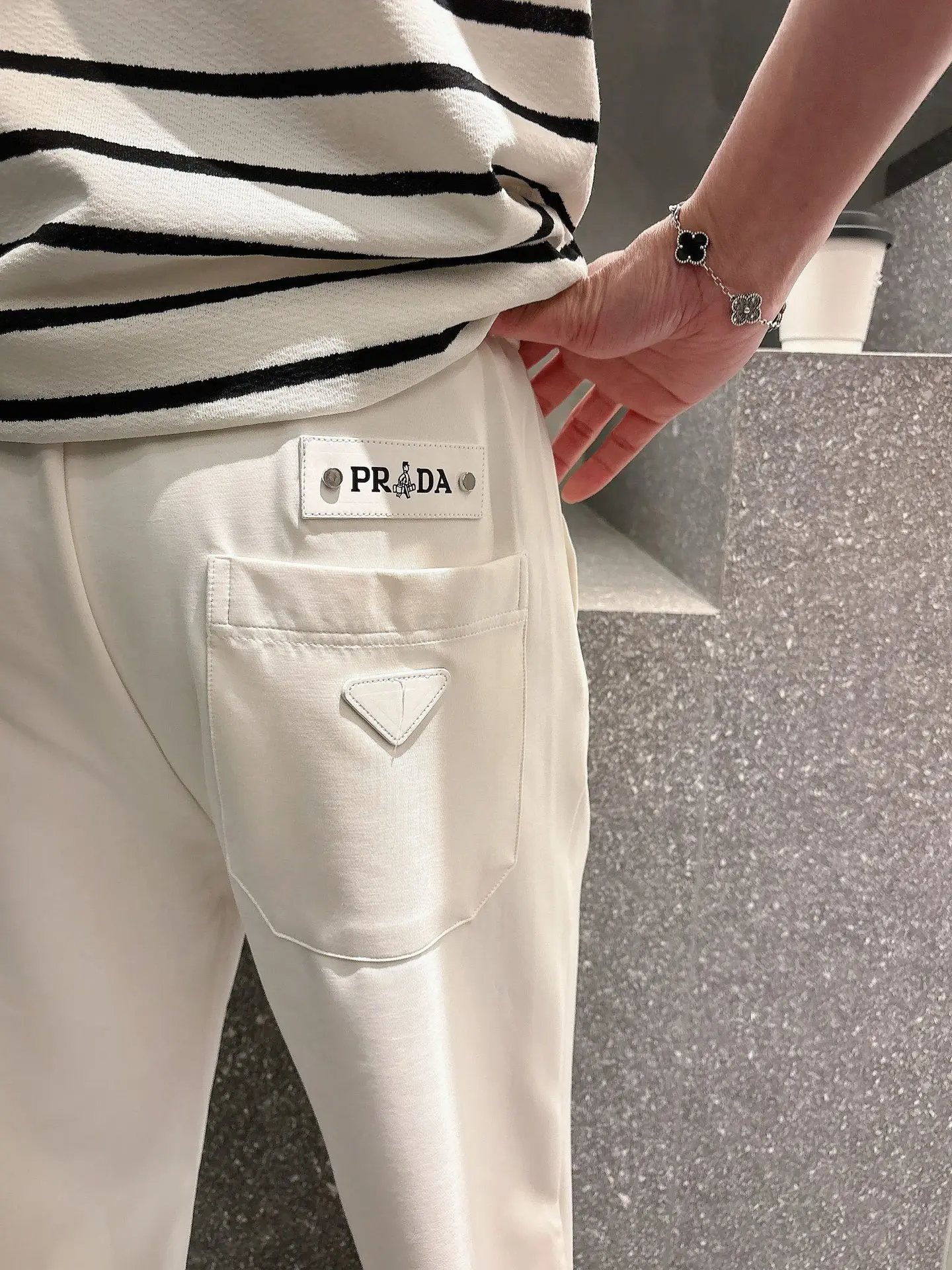 Embroidered Logo Drawstring Sweatpants D22513344 — view 6