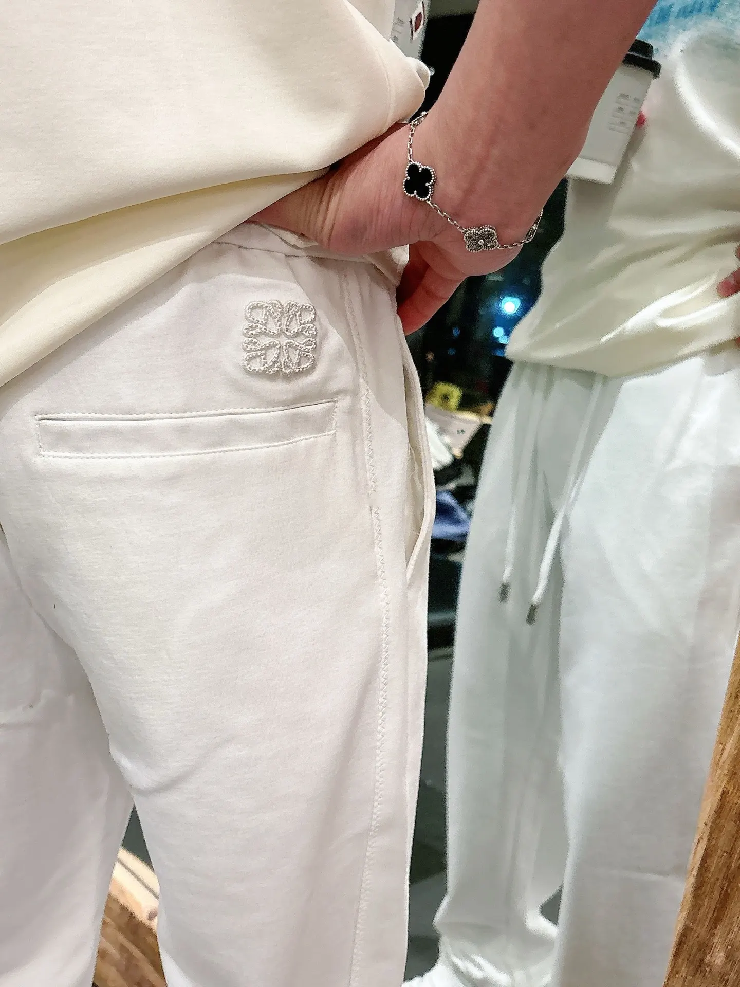 Embroidered Logo Drawstring Sweatpants D22513340 — view 8