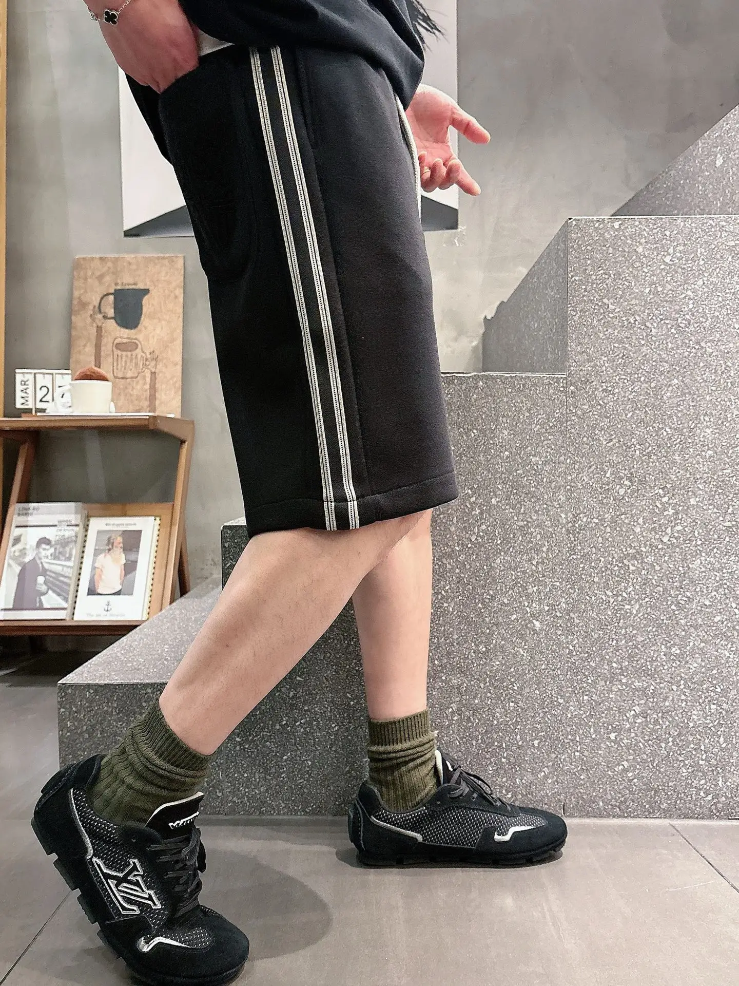 Logo Embroidered Drawstring Shorts D20512459 — view 2