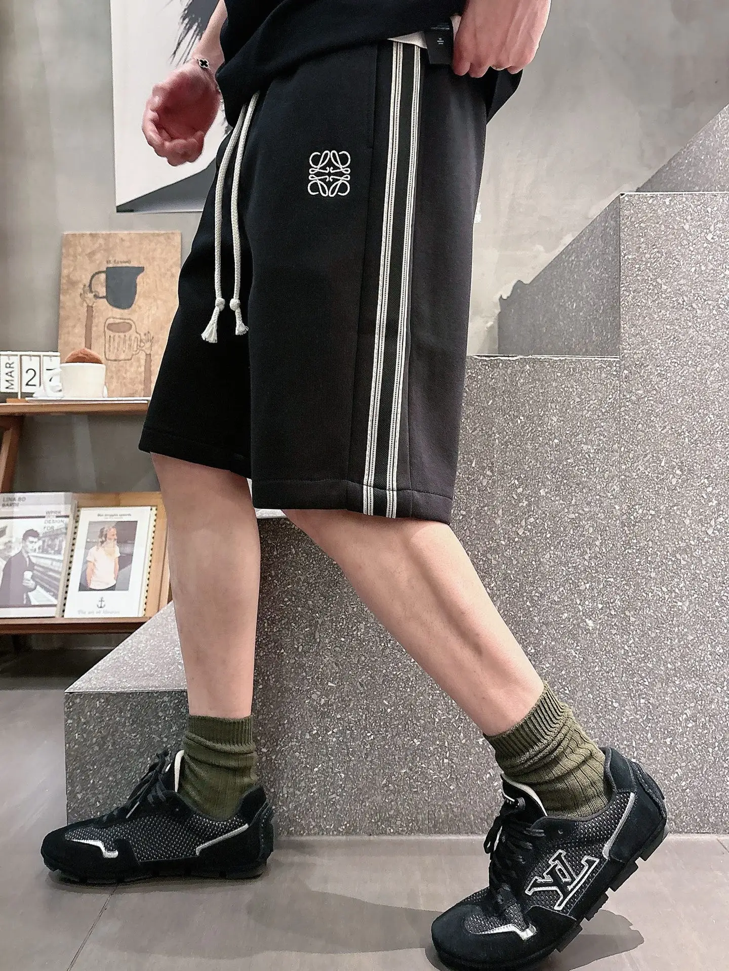 Logo Embroidered Drawstring Shorts D20512459 — view 4