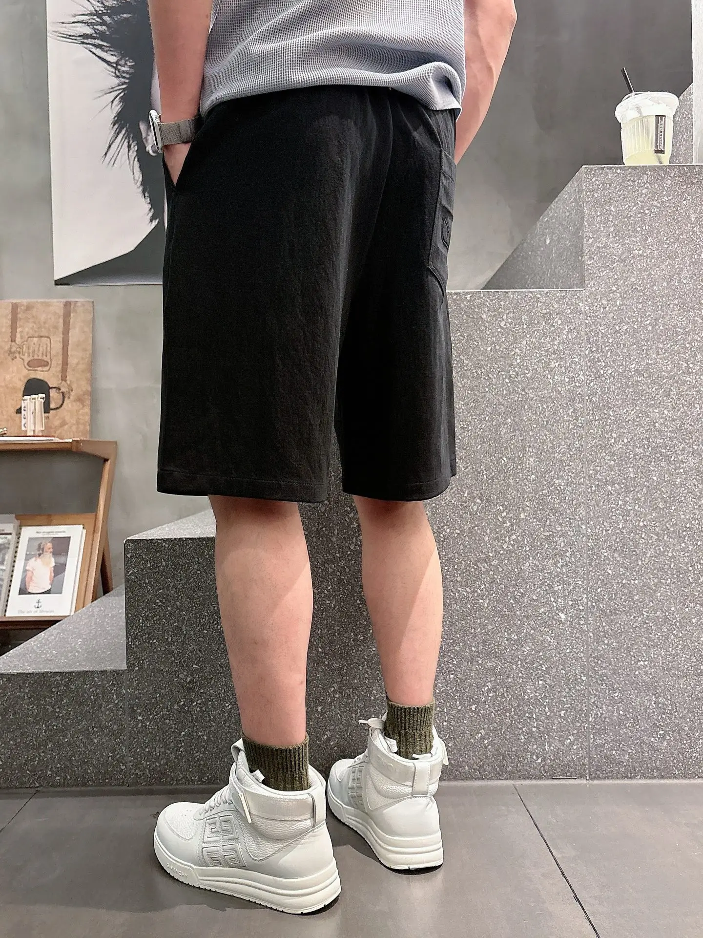 Embossed Logo Casual Shorts D17011431 — view 2