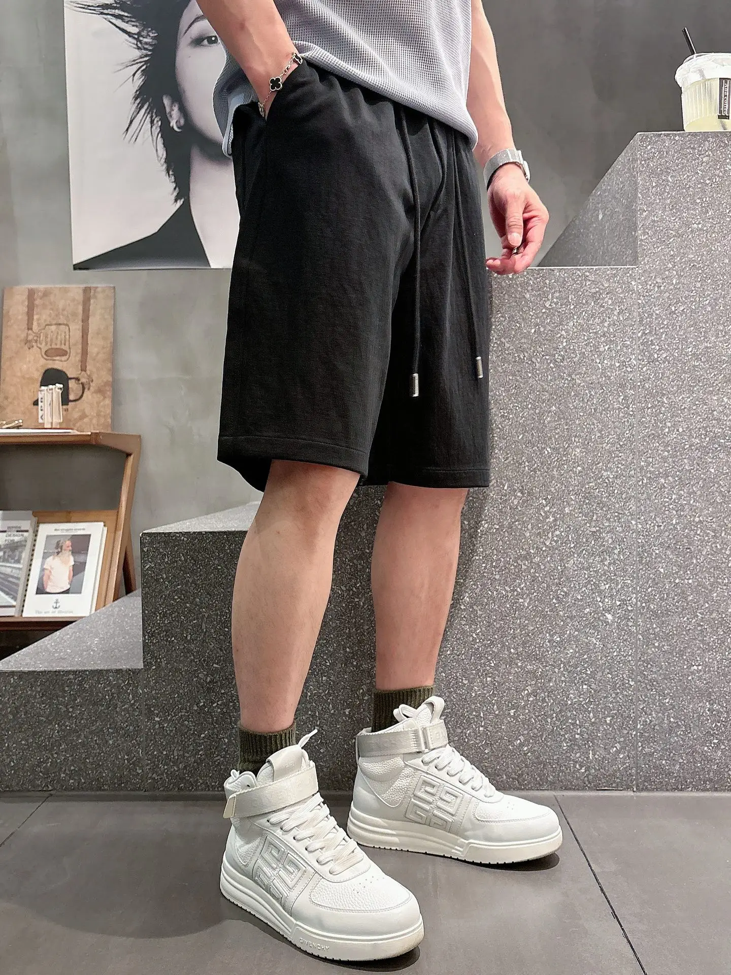 Embossed Logo Casual Shorts D17011431 — view 3