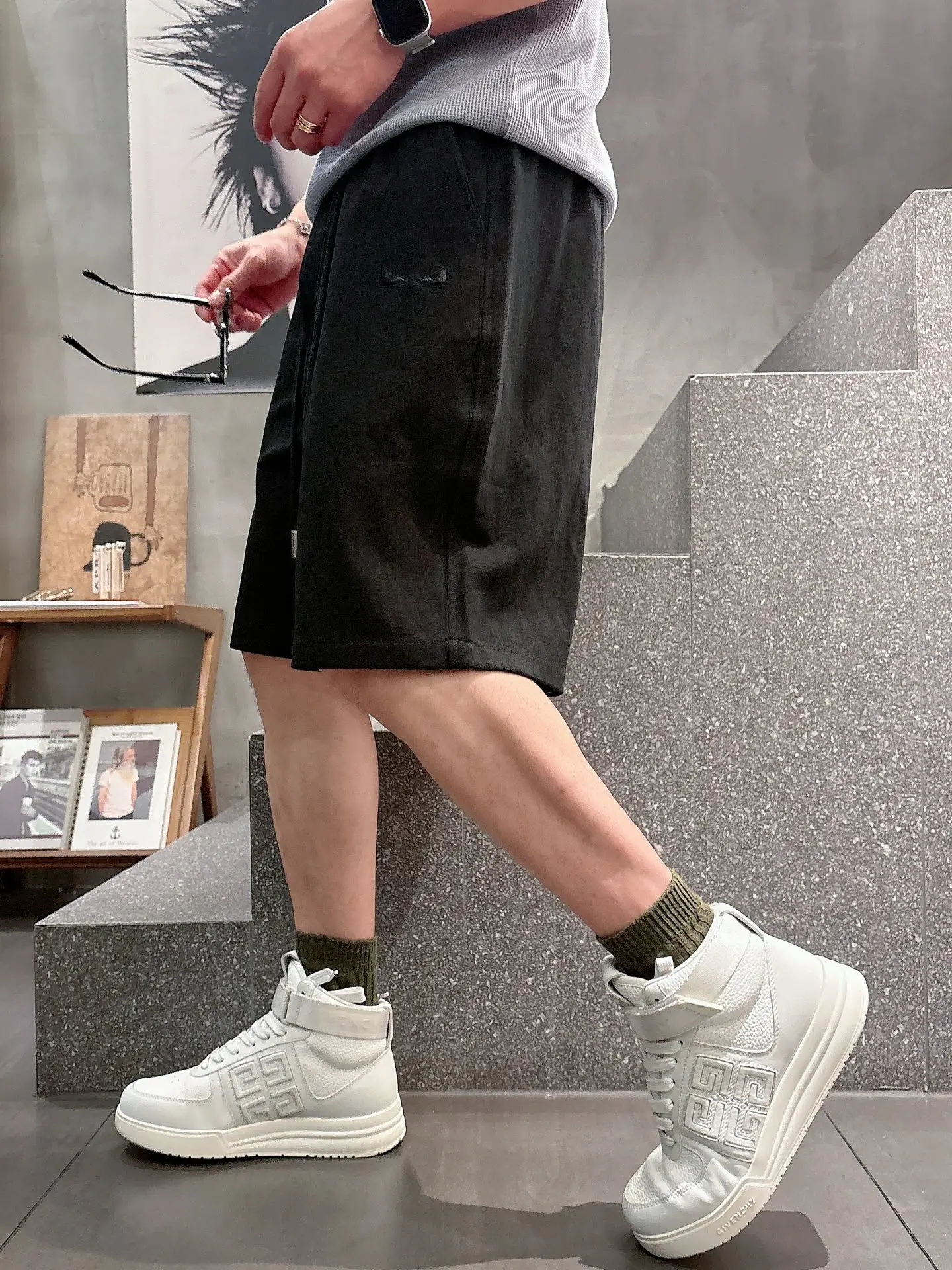 Embossed Logo Casual Shorts D17011431 — view 6