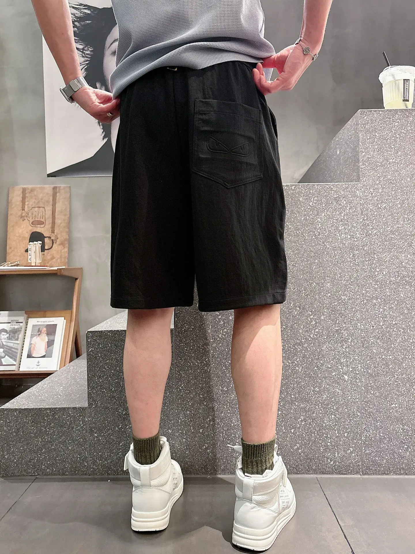Embossed Logo Casual Shorts D17011431 — view 8