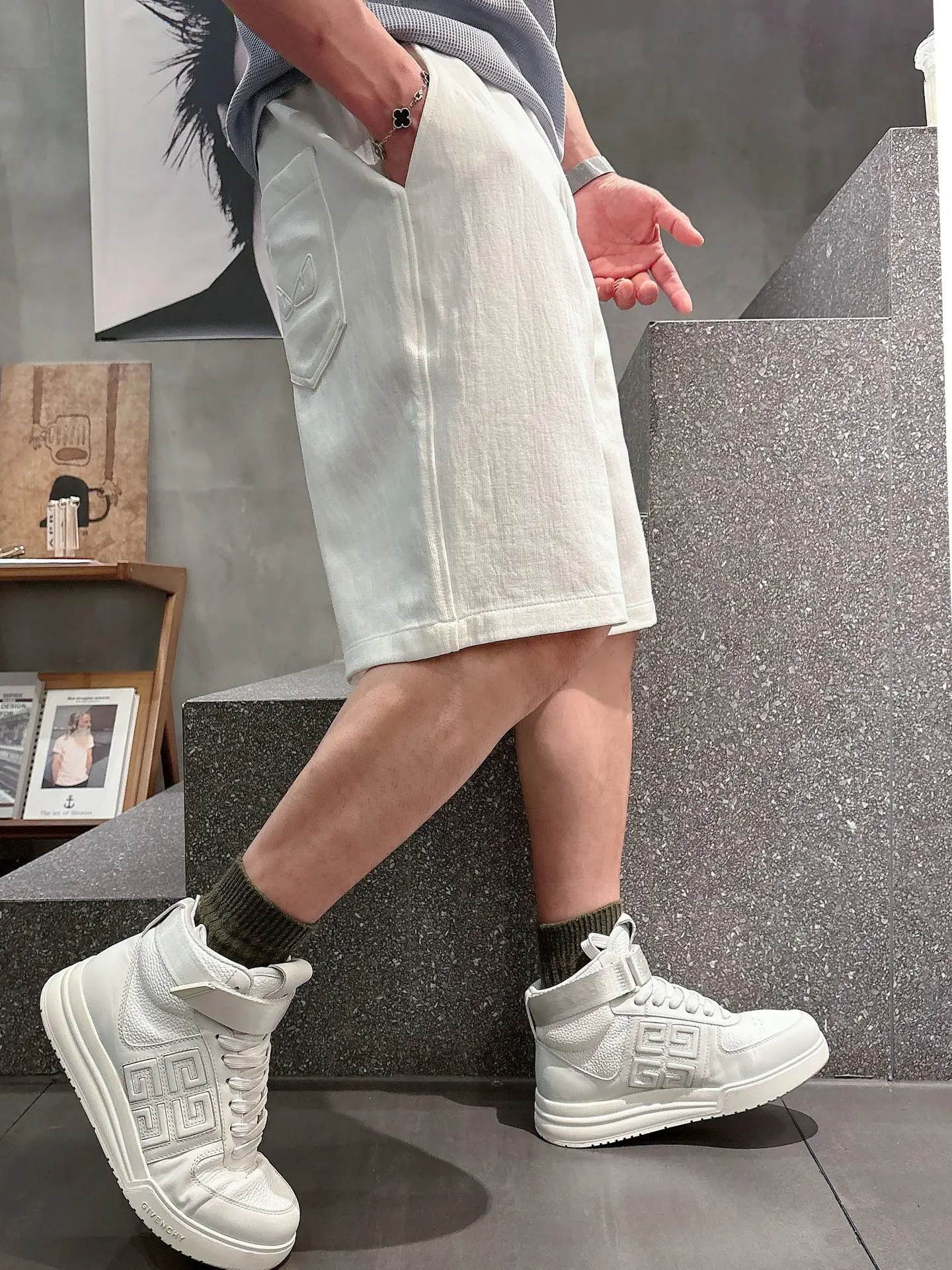 Embroidered Logo Casual Shorts D17011430 — view 8