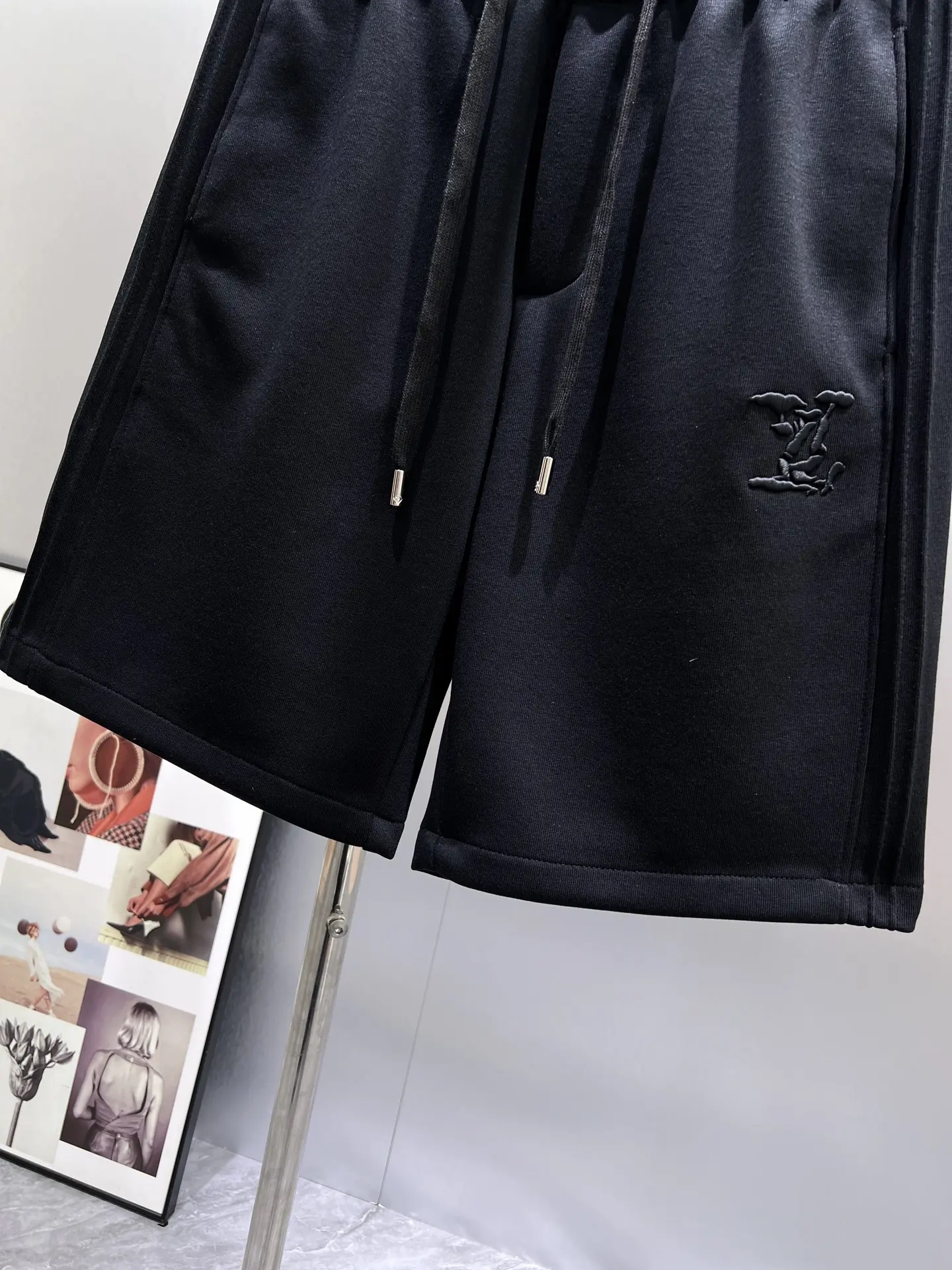 Embroidered Logo Drawstring Sweat Shorts D18011413 — view 5