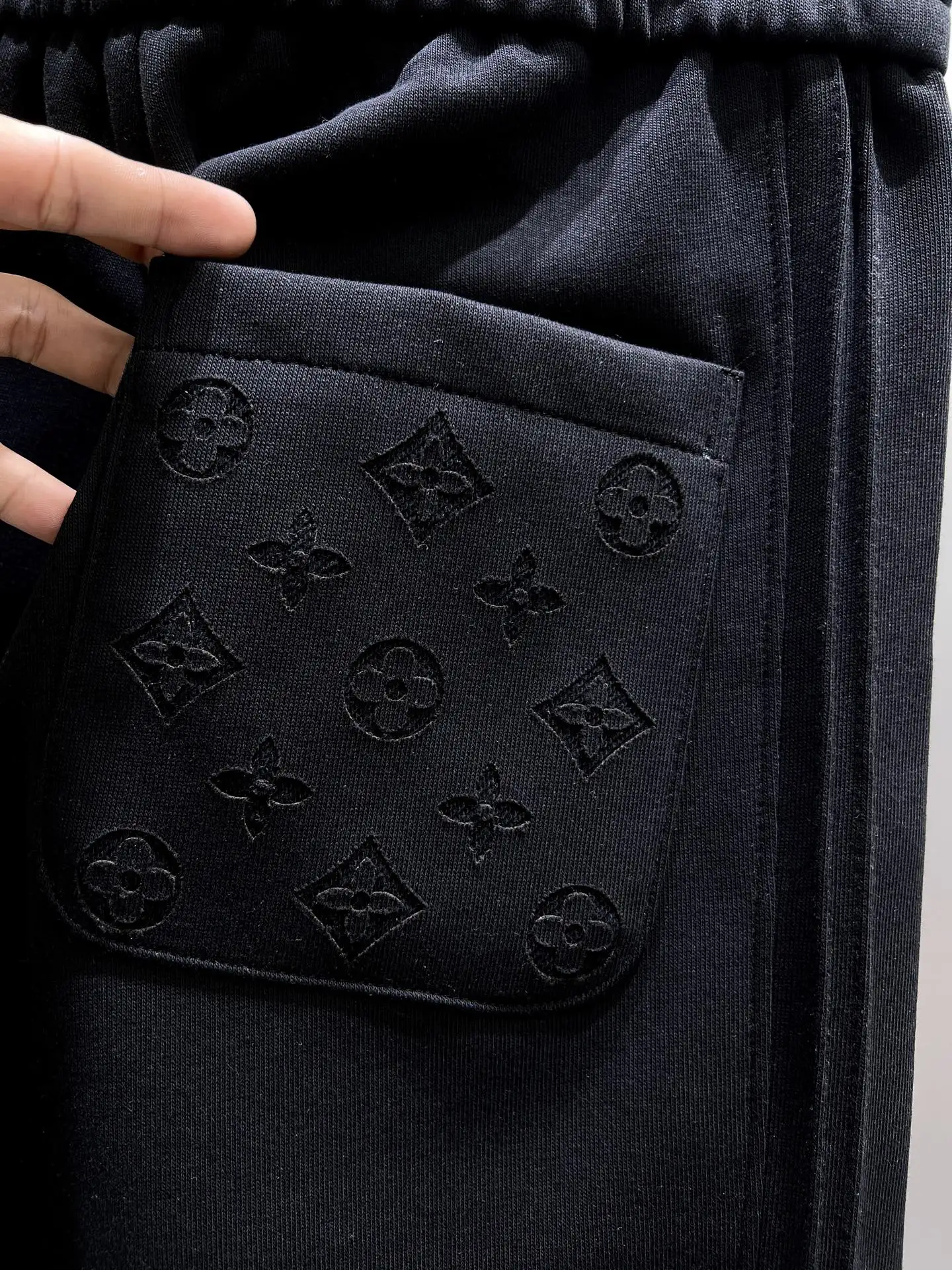 Embroidered Logo Drawstring Sweat Shorts D18011413 — view 7