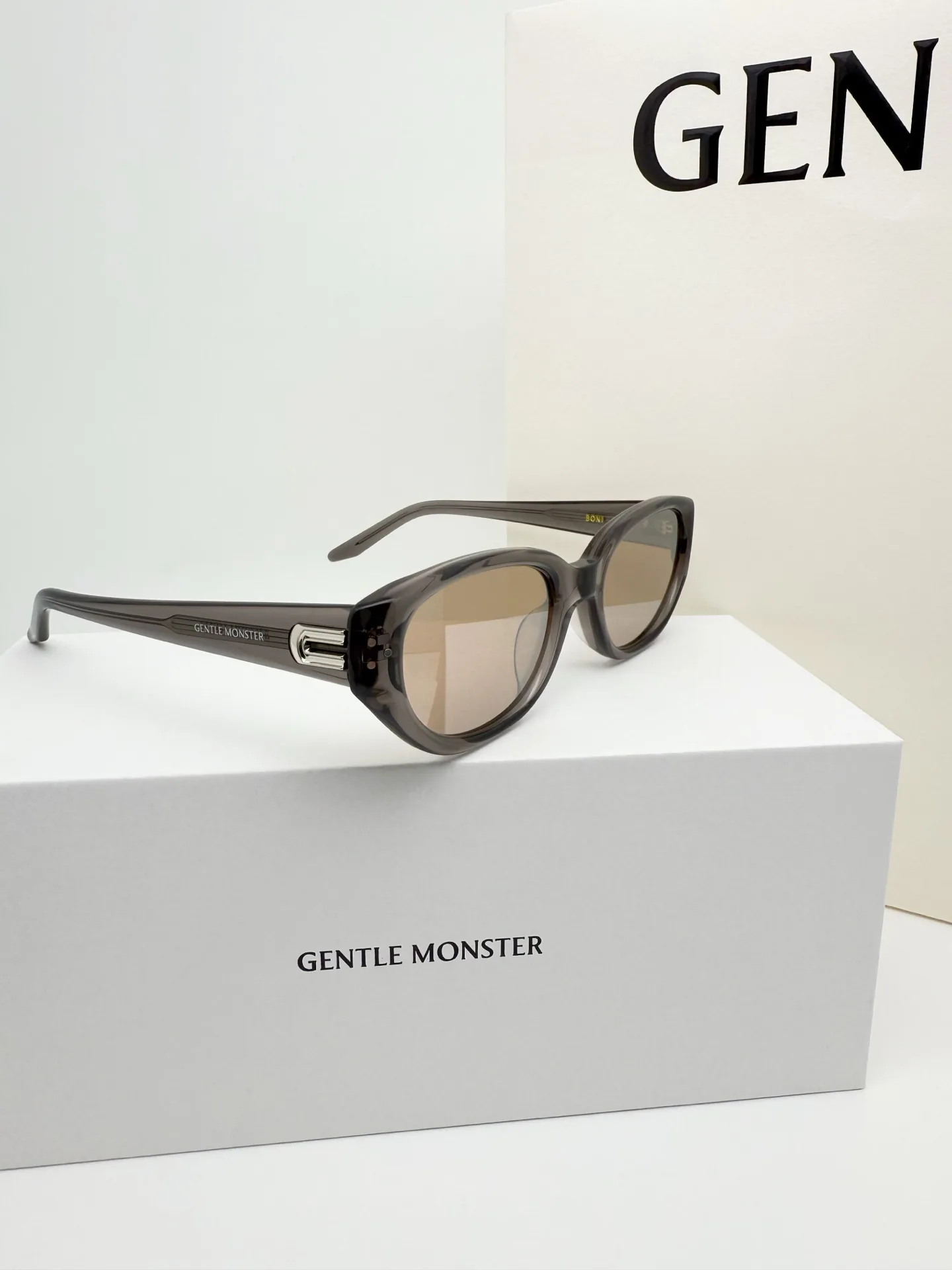 GM BONI Cat-Eye Sunglasses D34017762 — view 2