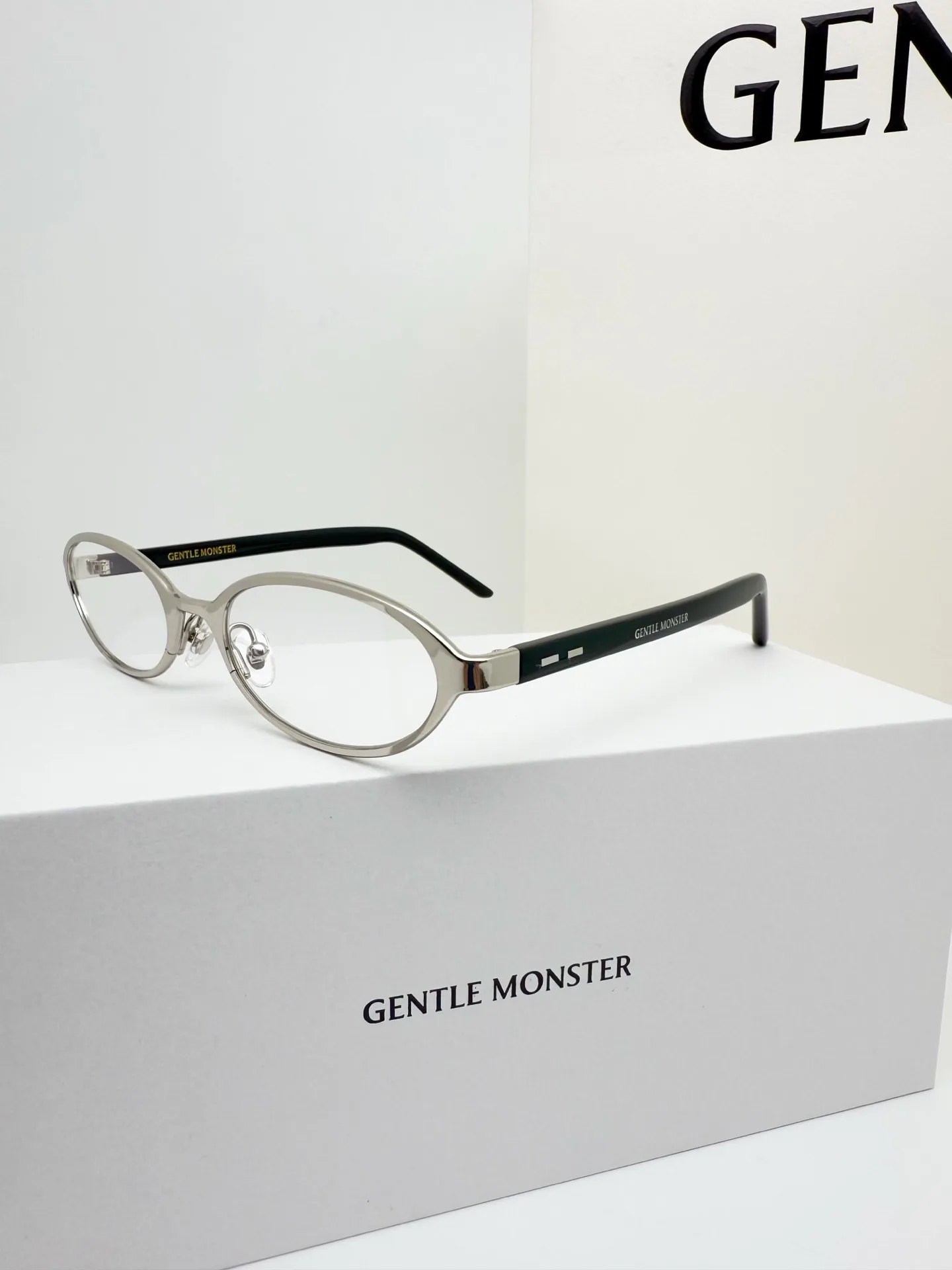 GM Vintage Oval-Frame Sunglasses D34017752 — view 2