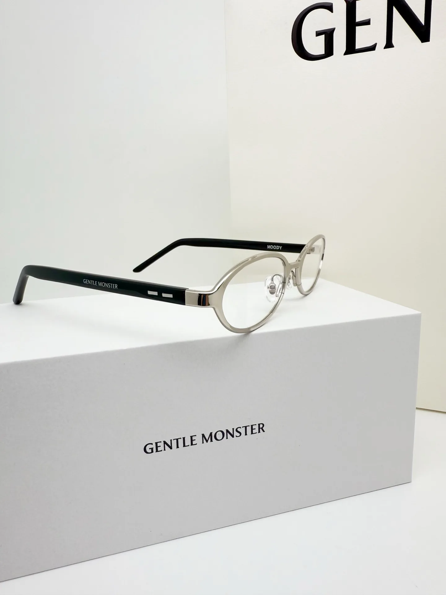 GM Vintage Oval-Frame Sunglasses D34017752 — view 3