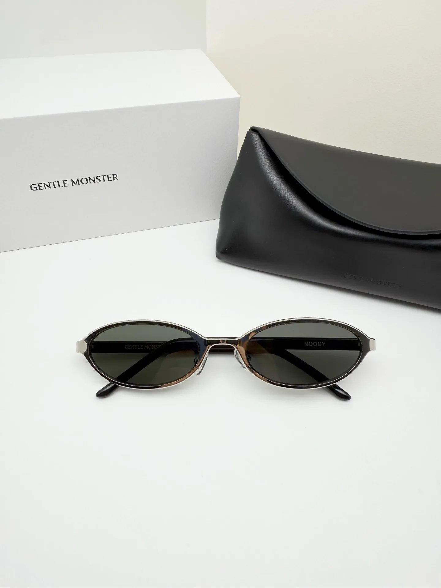 GM Vintage Oval-Frame Sunglasses D34017753 — view 2