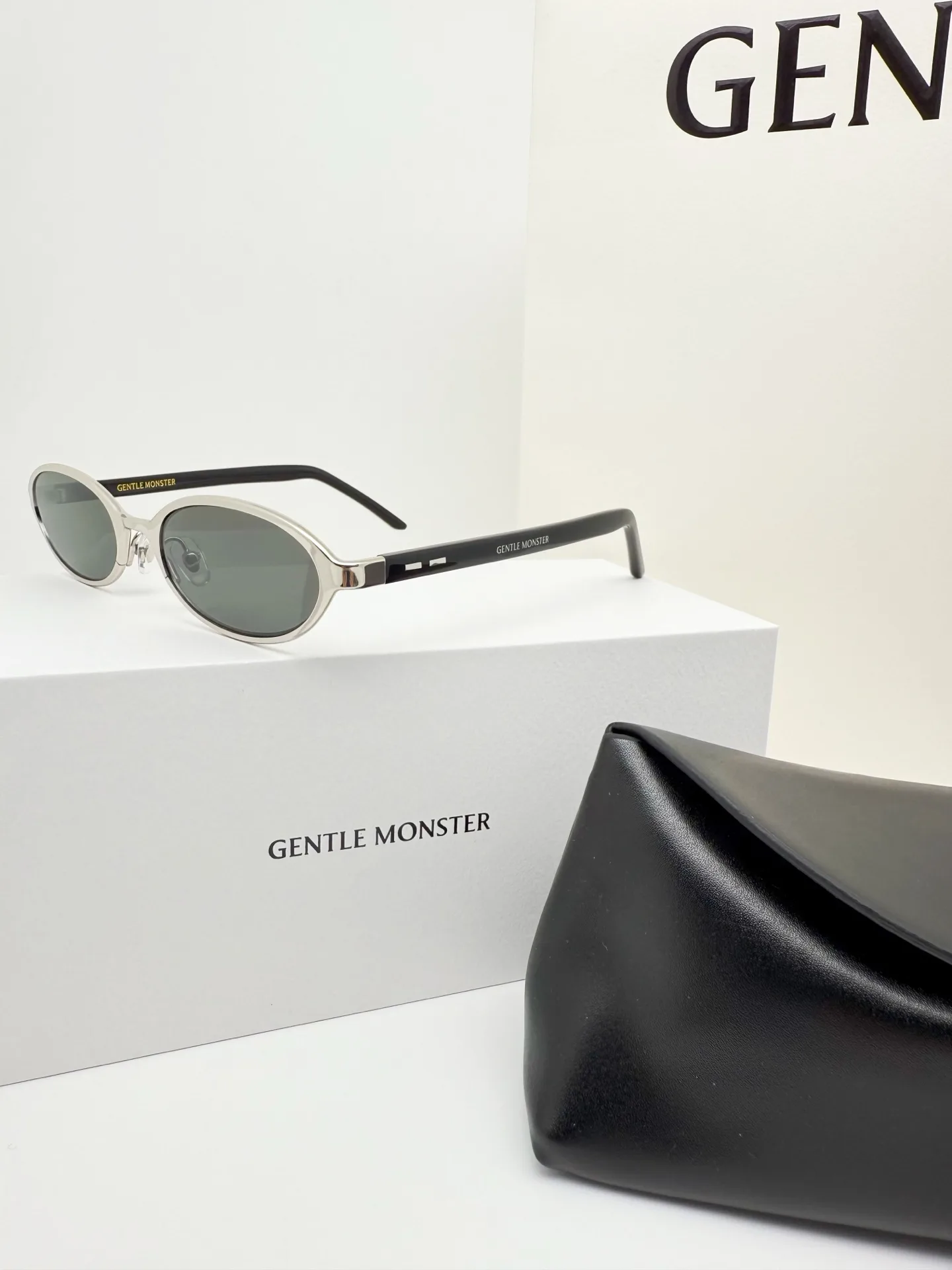 GM Vintage Oval-Frame Sunglasses D34017753 — view 4