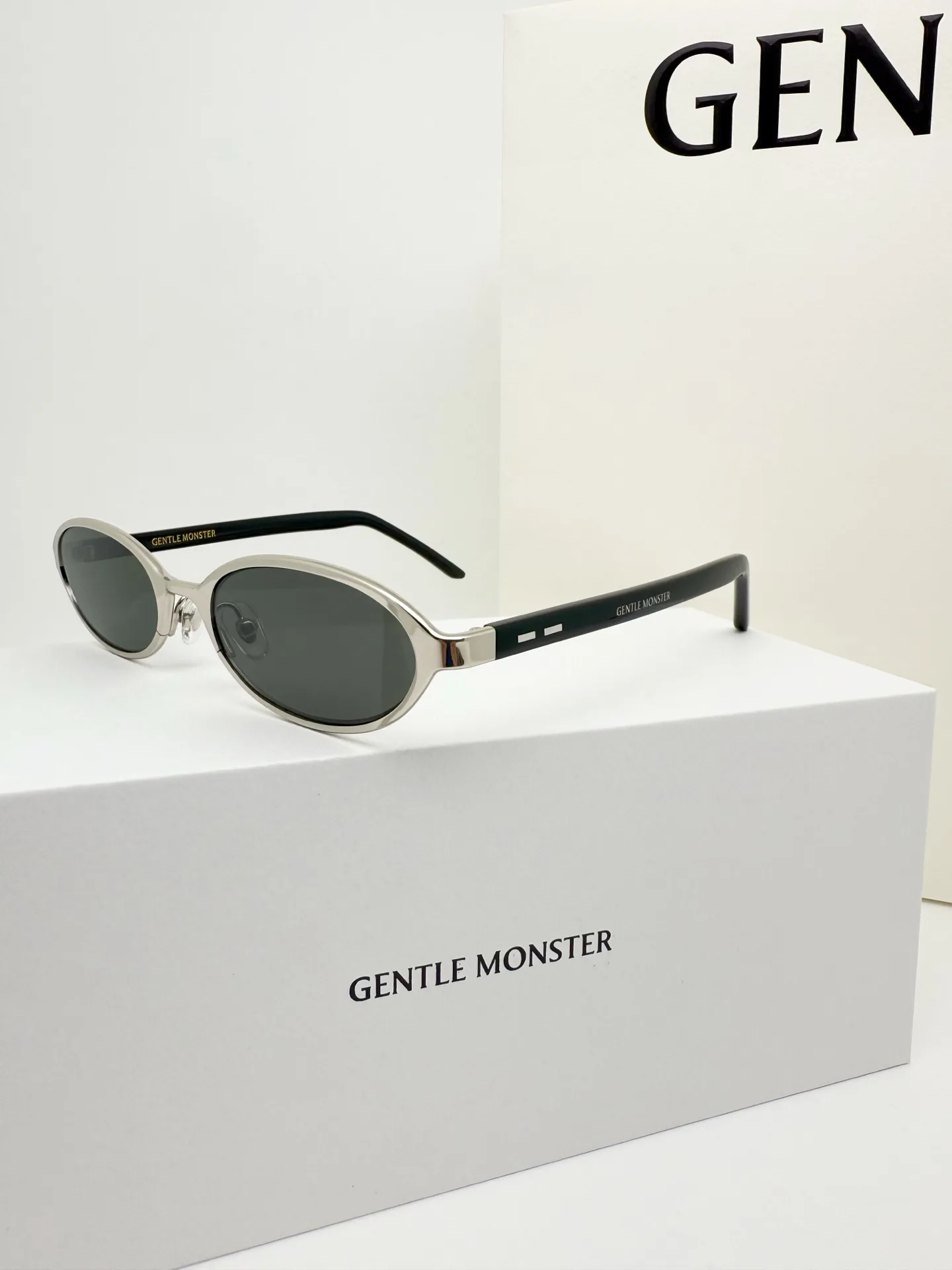 GM Vintage Oval-Frame Sunglasses D34017753 — view 5