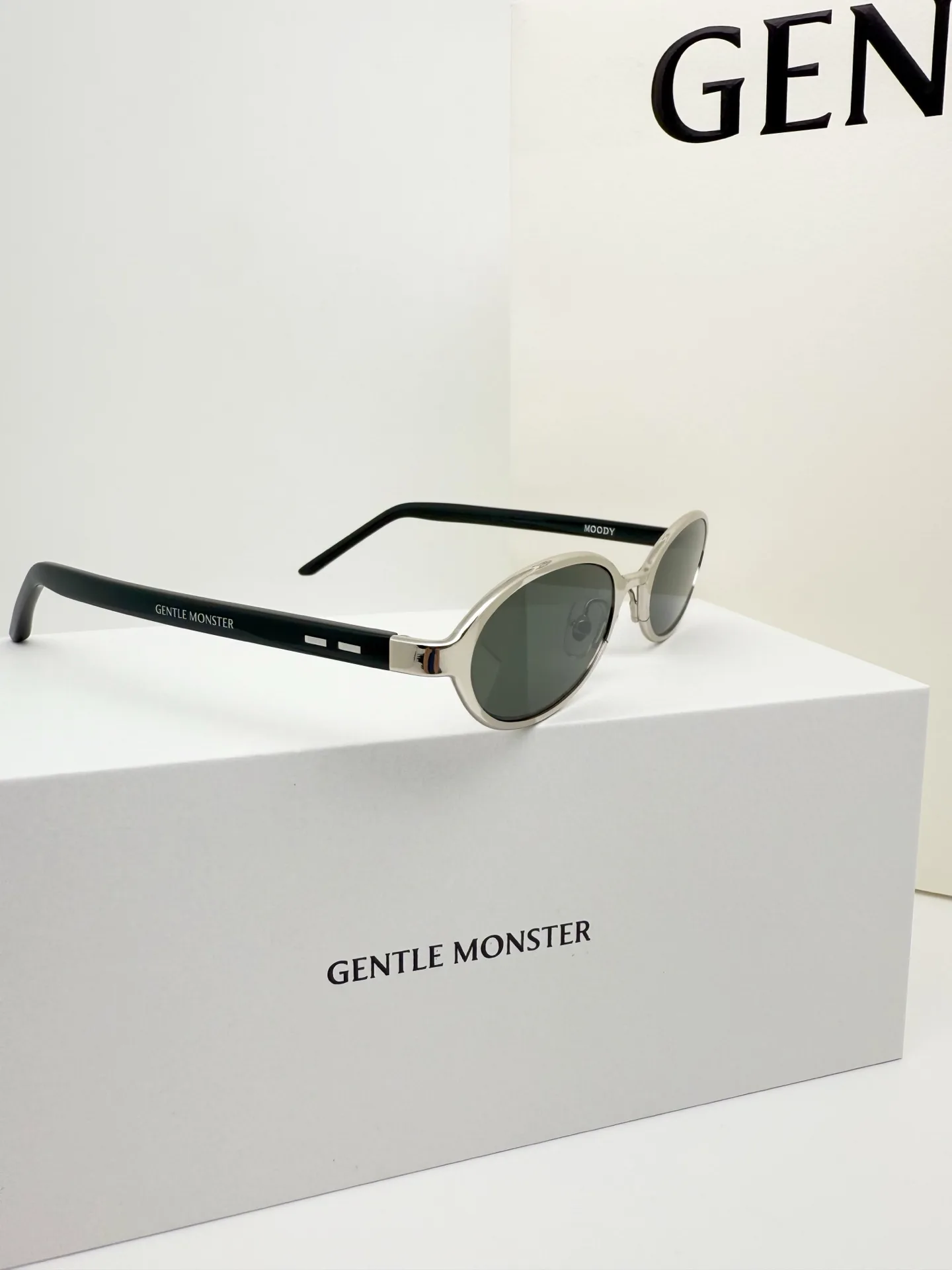 GM Vintage Oval-Frame Sunglasses D34017753 — view 6