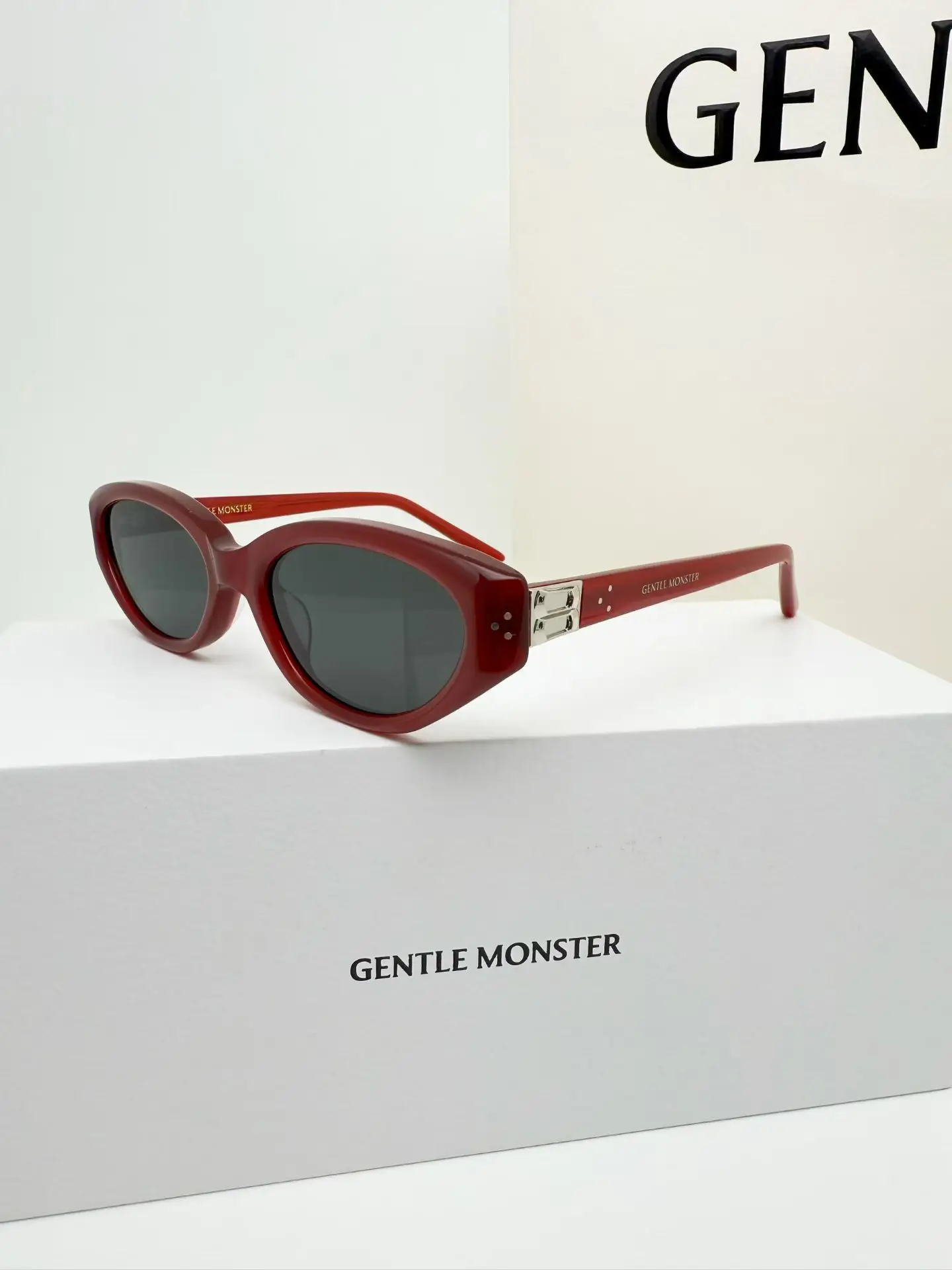 GM Vanilla Cat-Eye Sunglasses D34017765 — view 2