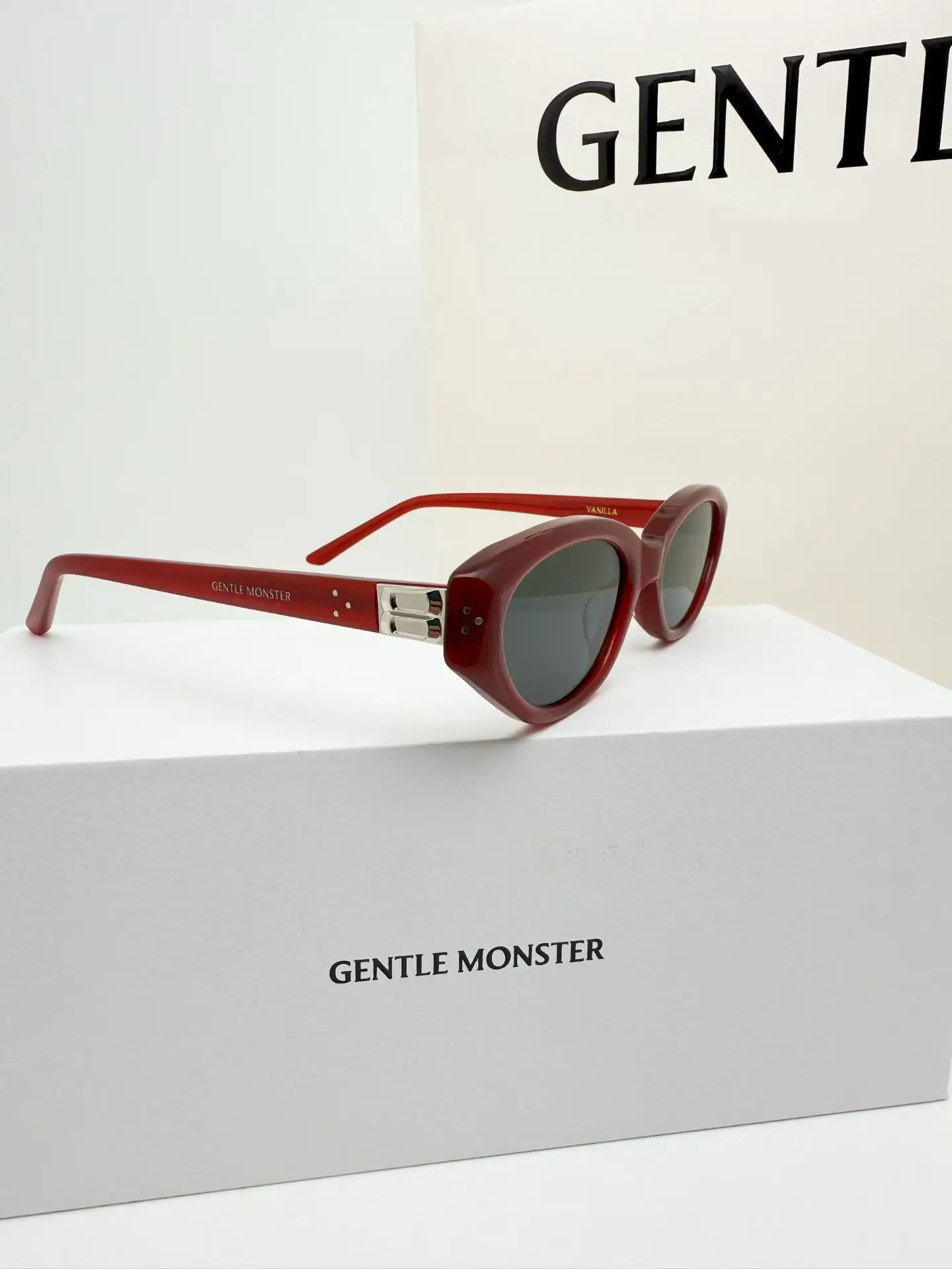 GM Vanilla Cat-Eye Sunglasses D34017765 — view 3