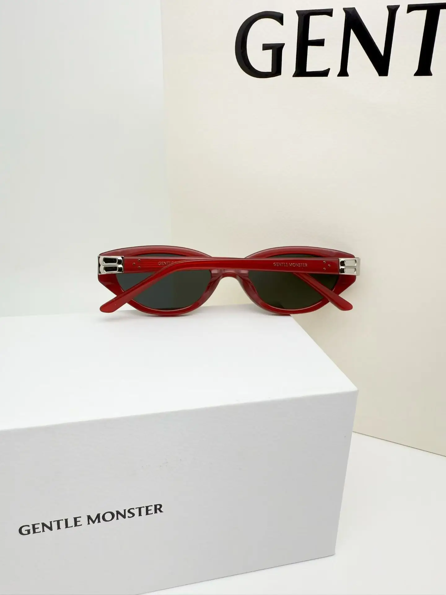 GM Vanilla Cat-Eye Sunglasses D34017765 — view 5