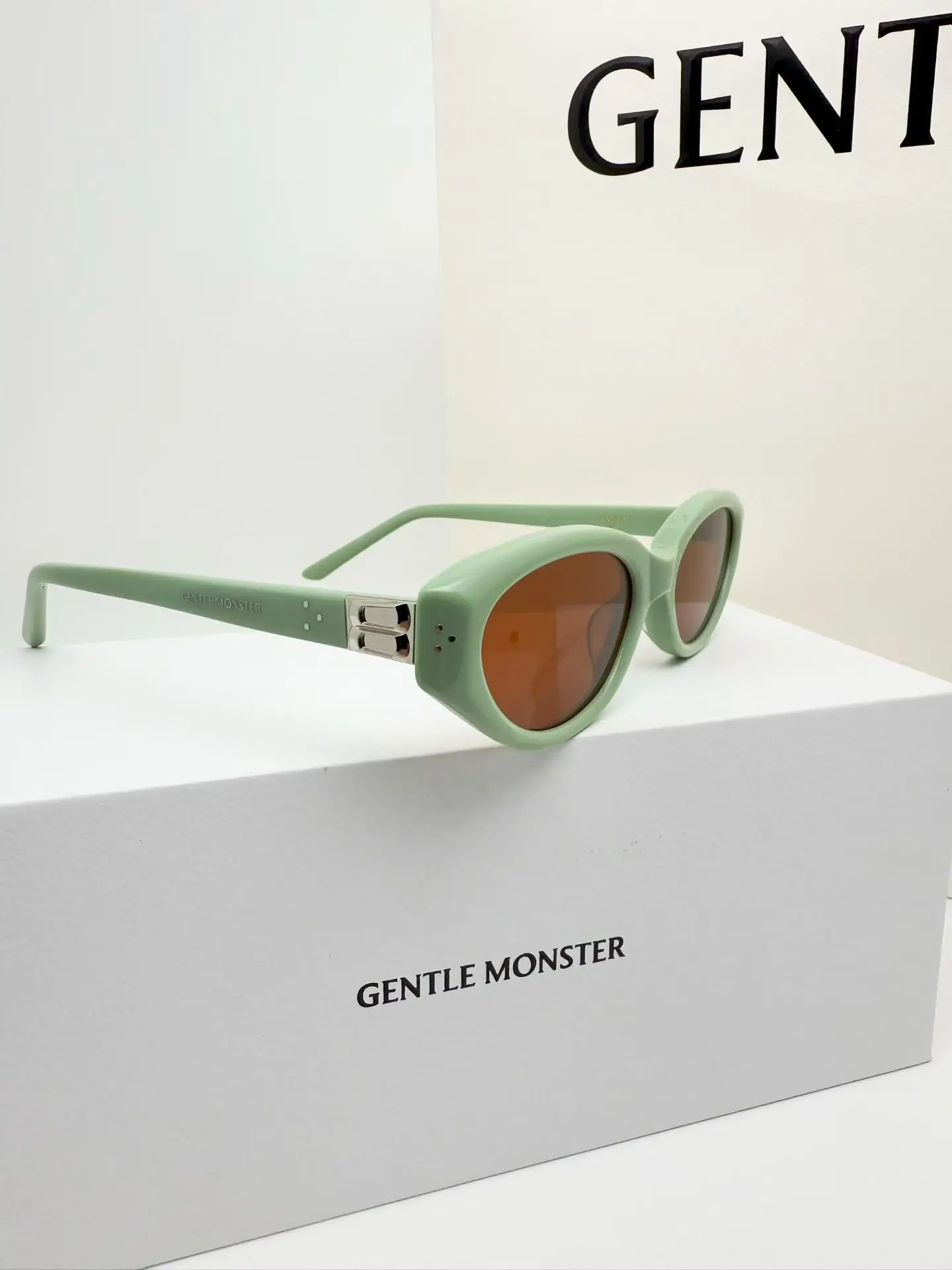 Vanilla Cat-Eye Acetate Sunglasses D34017766 — view 2