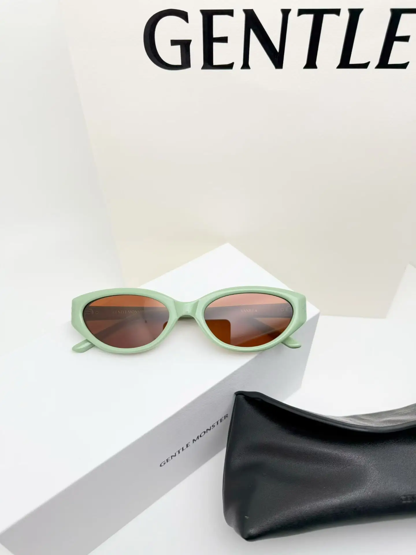 Vanilla Cat-Eye Acetate Sunglasses D34017766 — view 4
