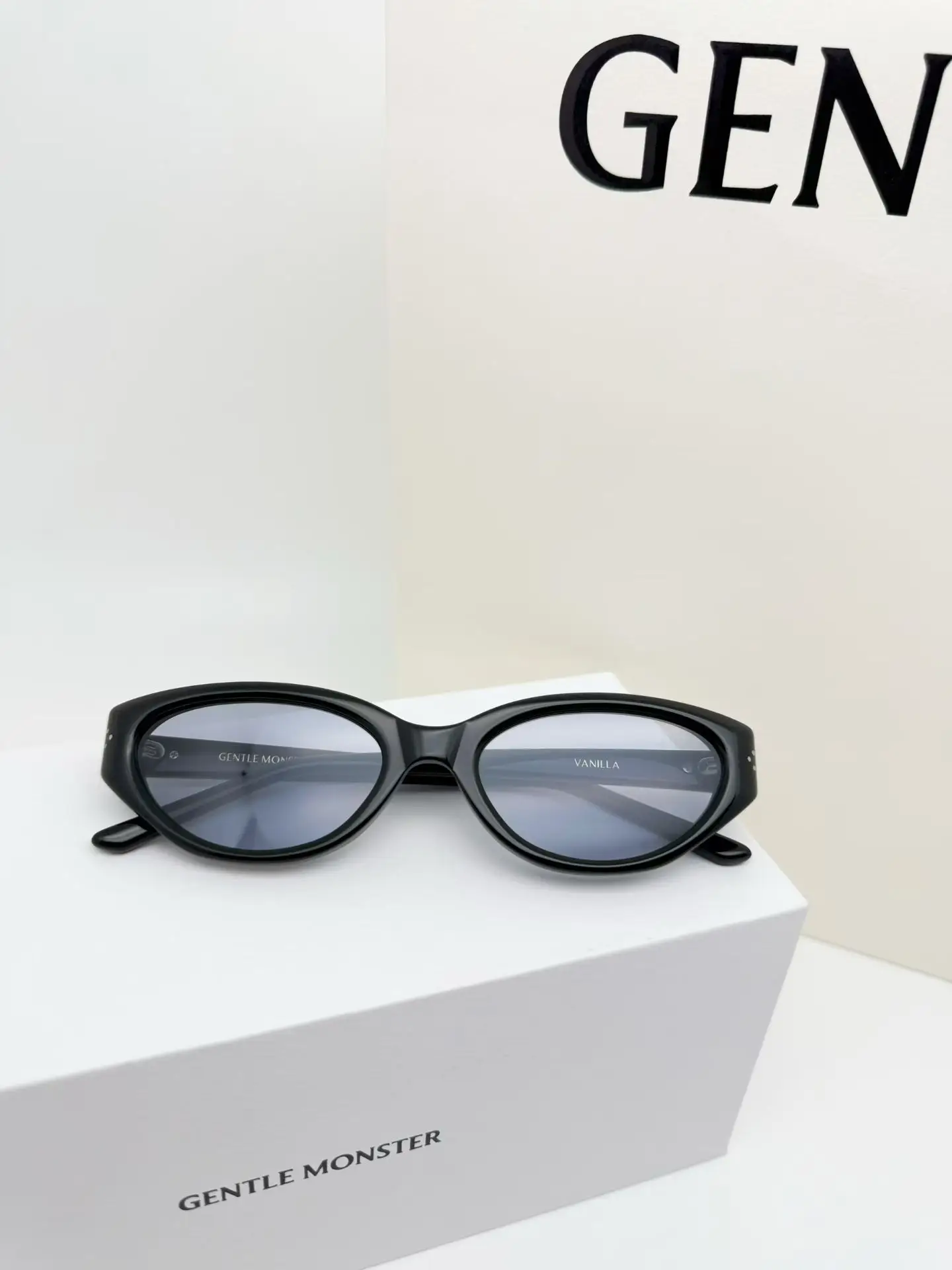 GM Vanilla Cat-Eye Sunglasses D34017768 — view 2
