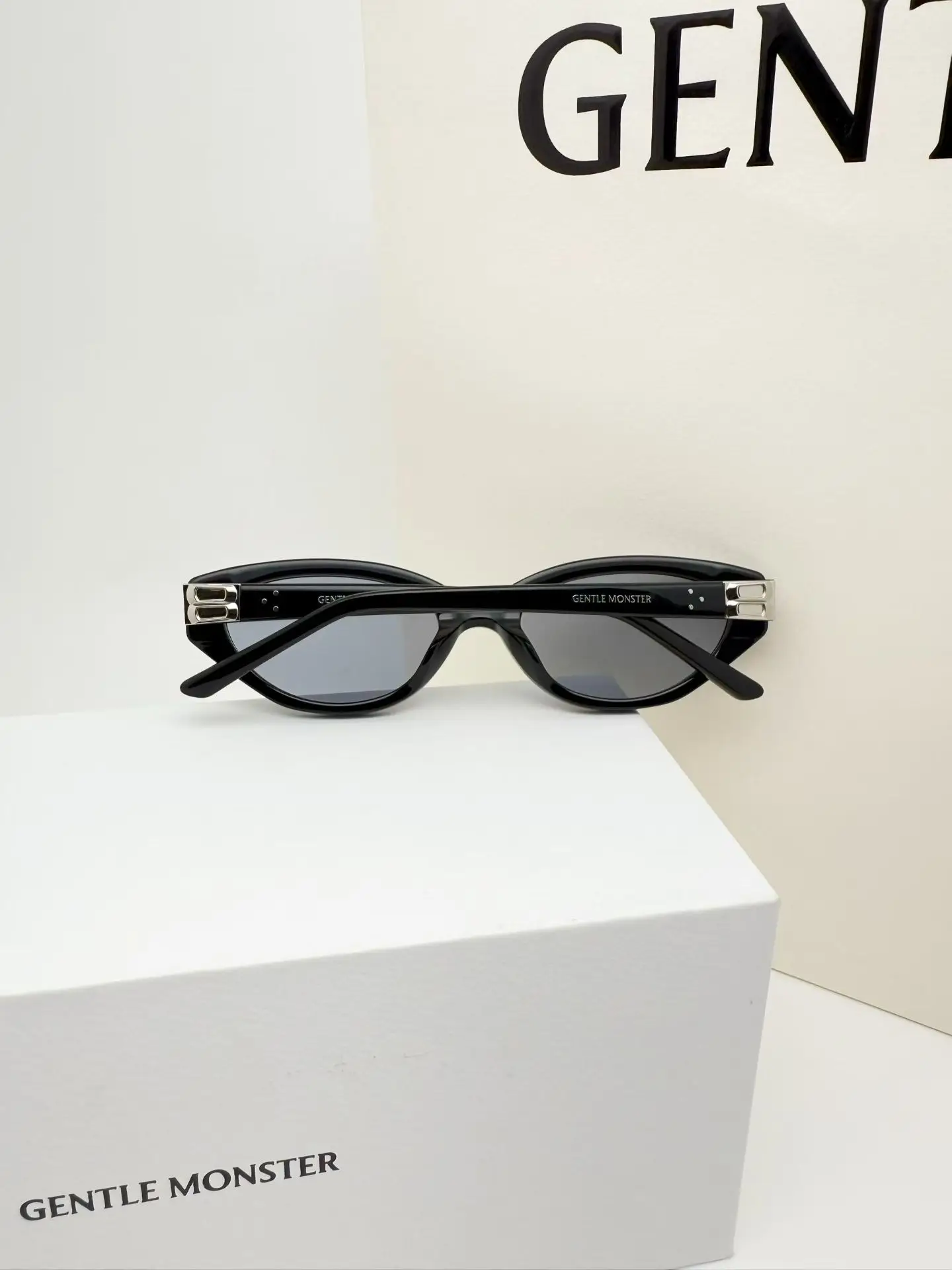 GM Vanilla Cat-Eye Sunglasses D34017768 — view 3