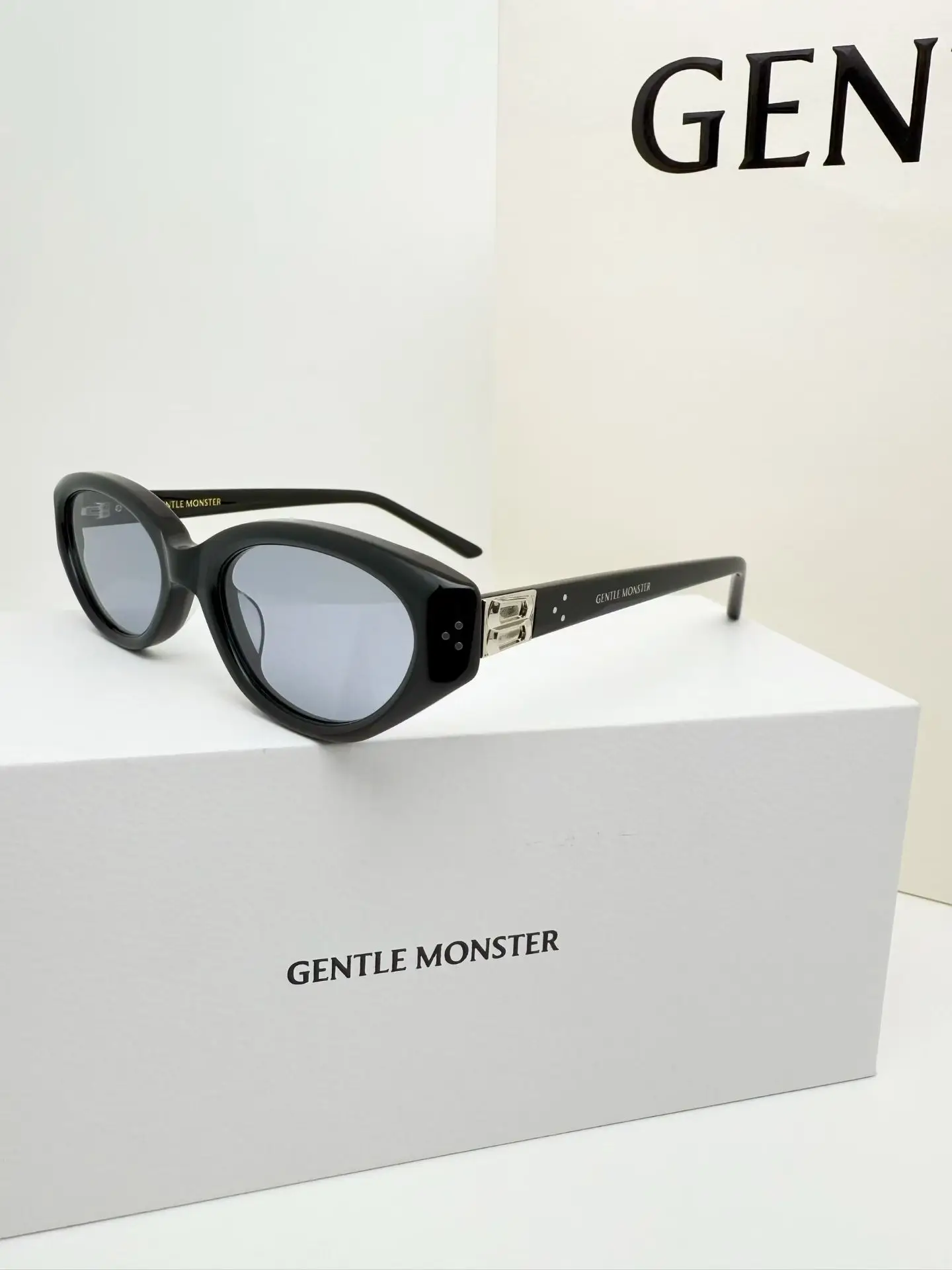 GM Vanilla Cat-Eye Sunglasses D34017768 — view 4