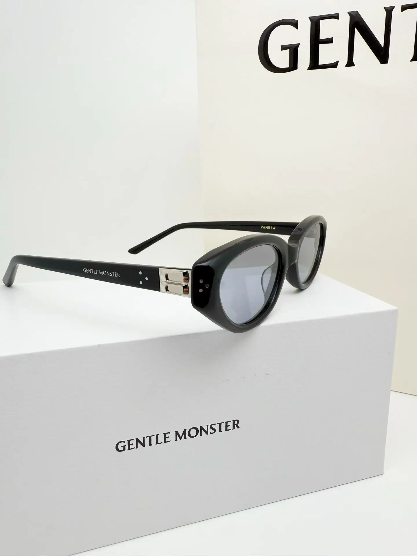 GM Vanilla Cat-Eye Sunglasses D34017768 — view 5