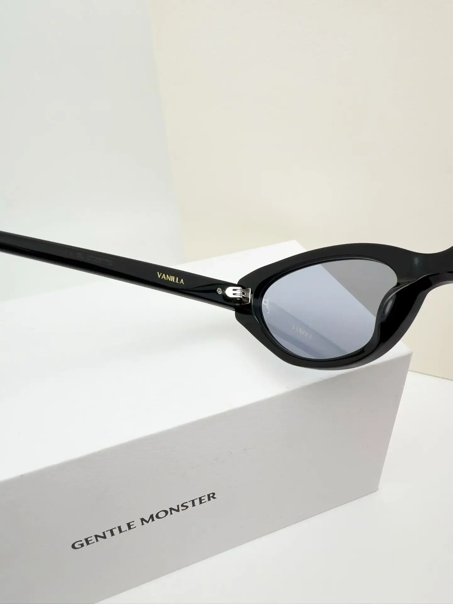 GM Vanilla Cat-Eye Sunglasses D34017768 — view 6