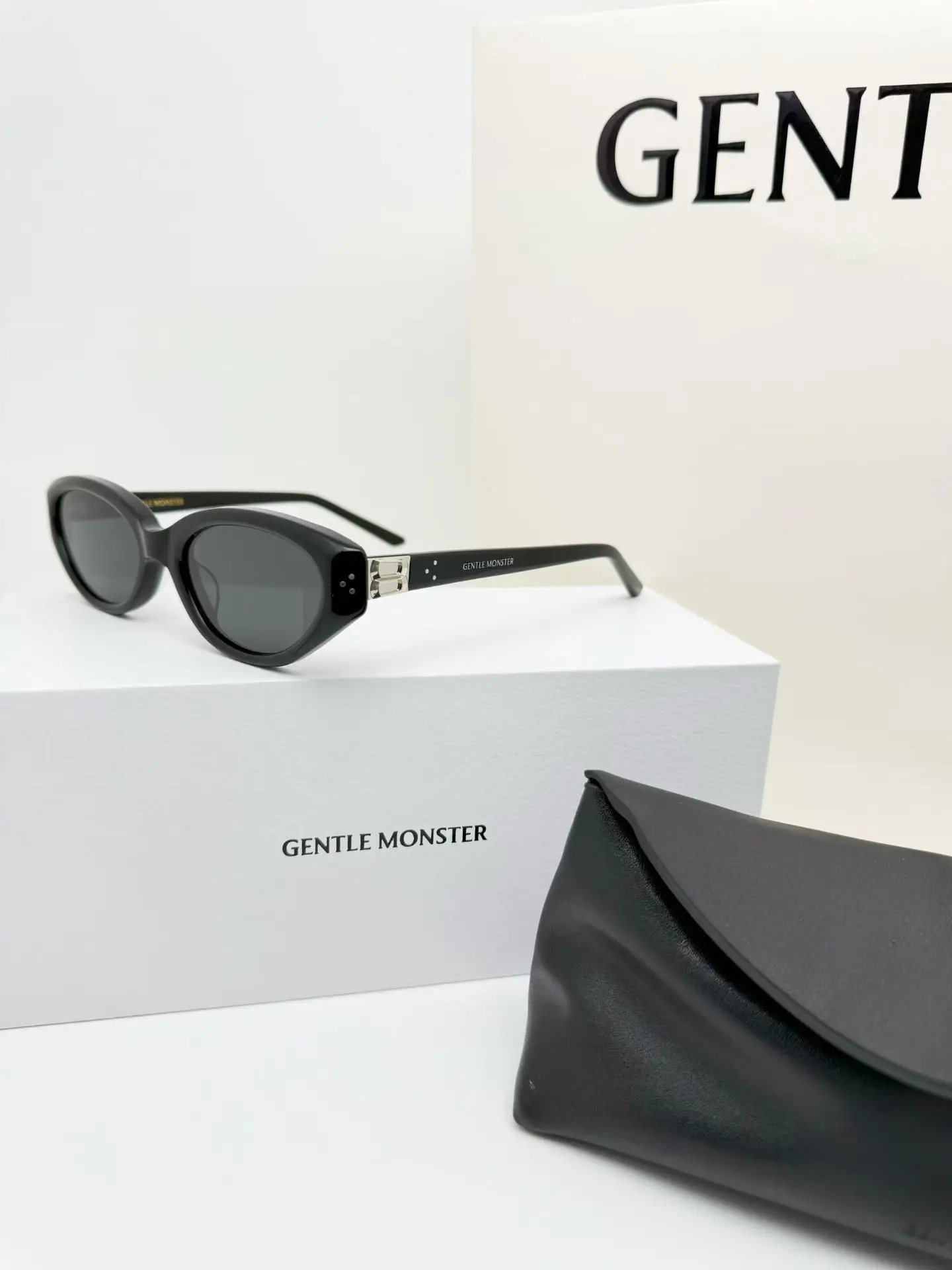 GM Vanilla Cat-Eye Sunglasses D34017767