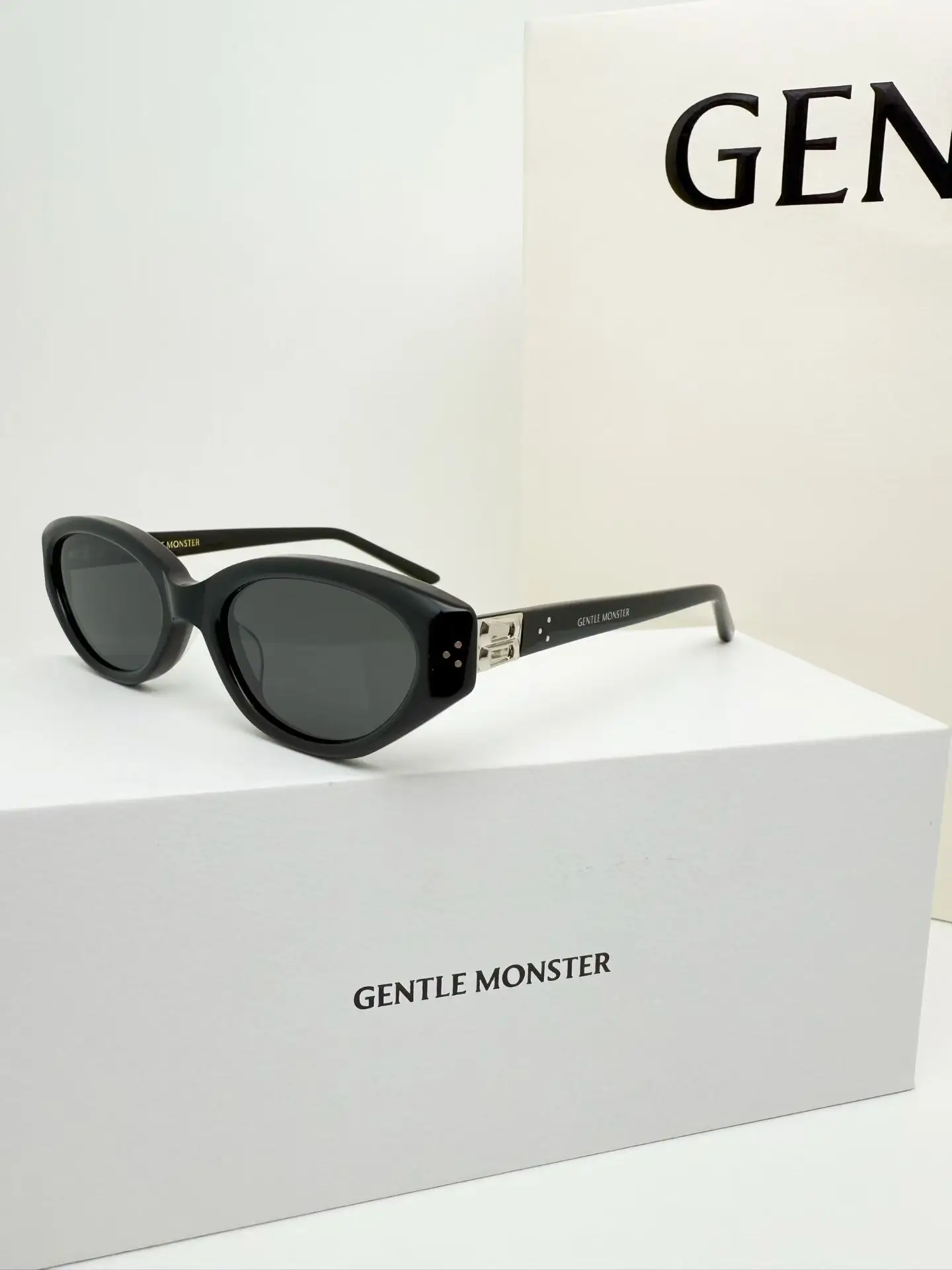 GM Vanilla Cat-Eye Sunglasses D34017767 — view 2