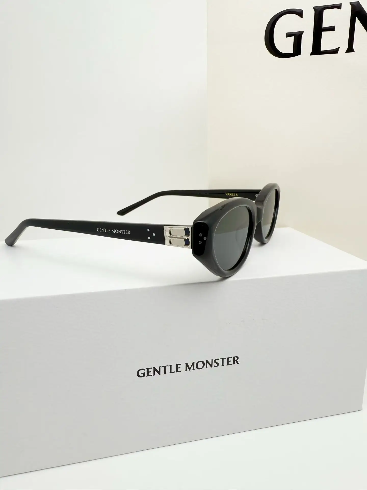 GM Vanilla Cat-Eye Sunglasses D34017767 — view 3