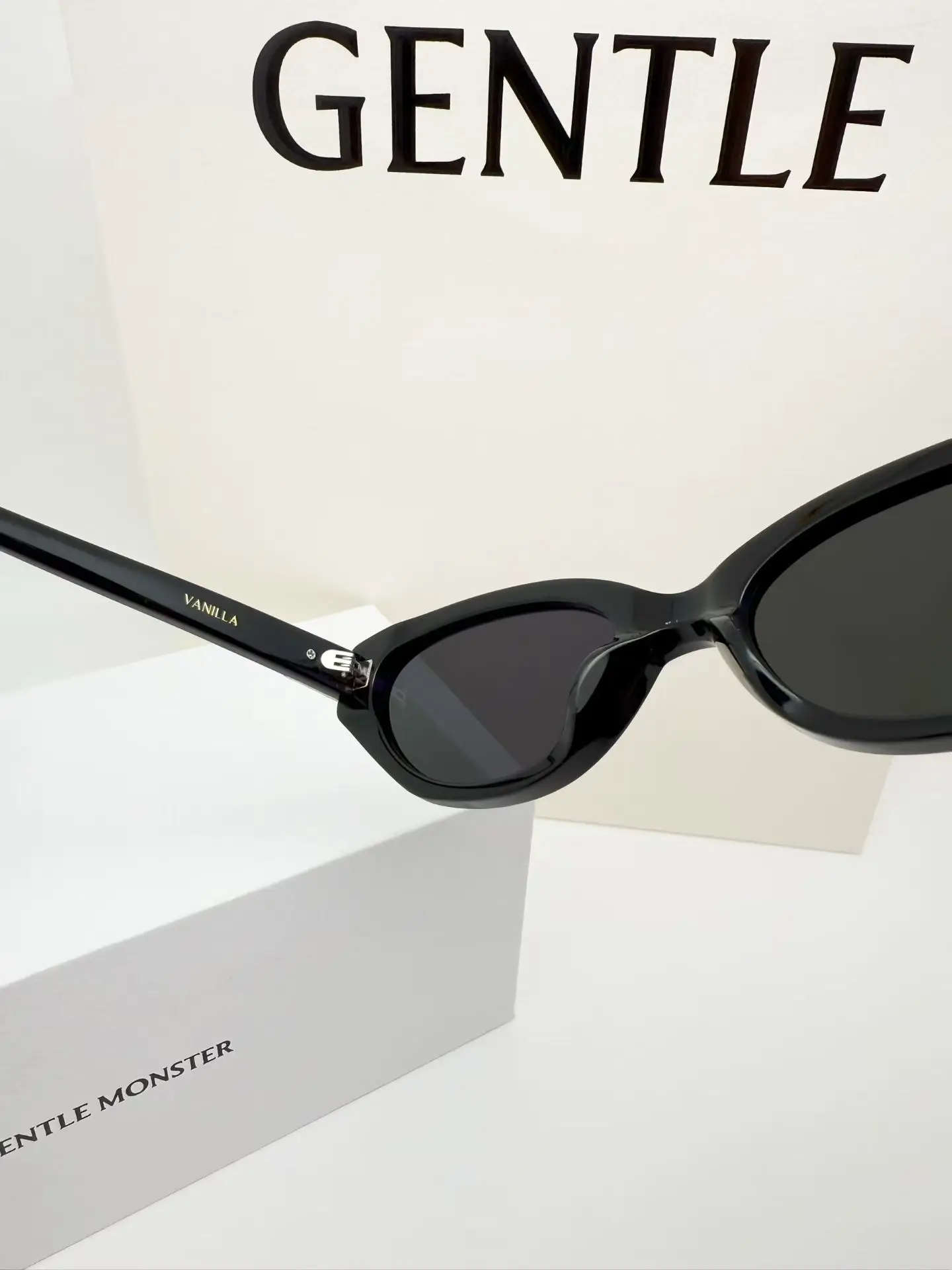 GM Vanilla Cat-Eye Sunglasses D34017767 — view 4