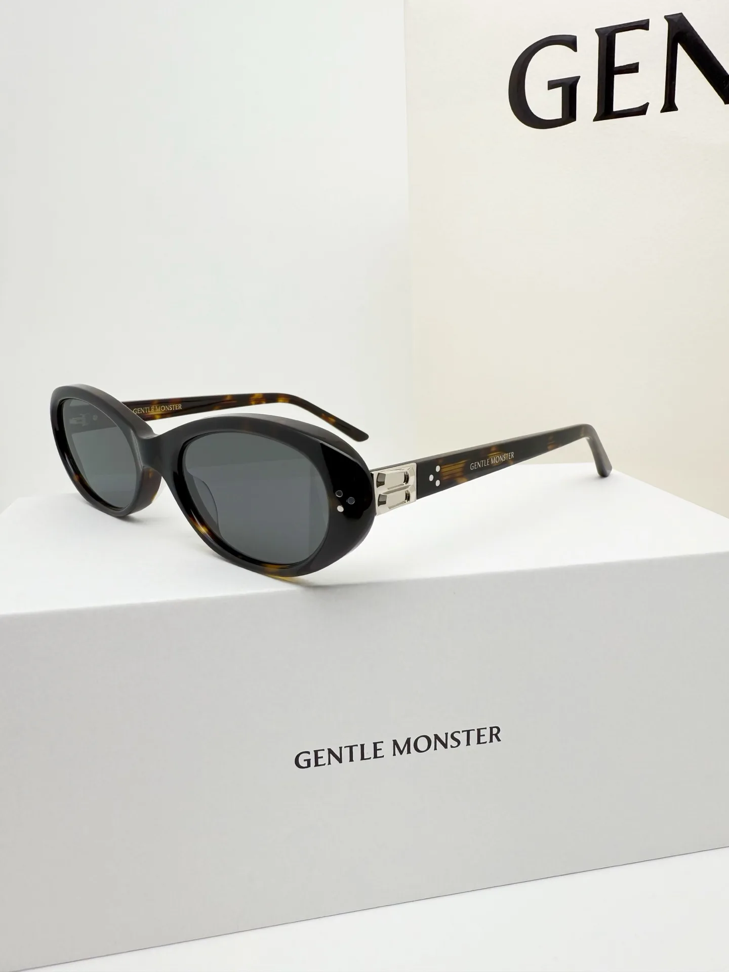 GM Cinnamon Cat-Eye Sunglasses D34017759 — view 2