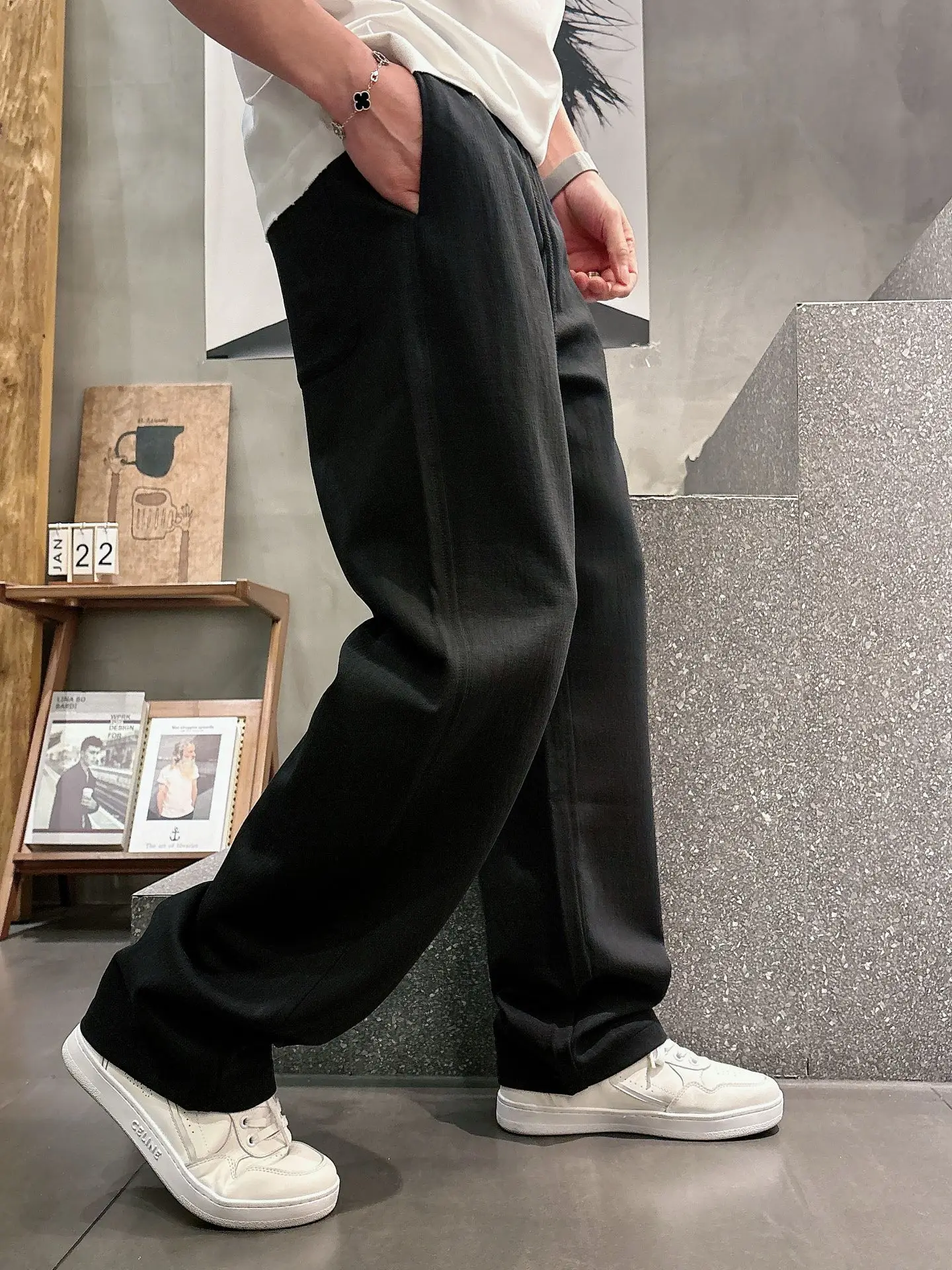 Logo-Patch Straight-Leg Casual Trousers D22514663 — view 4